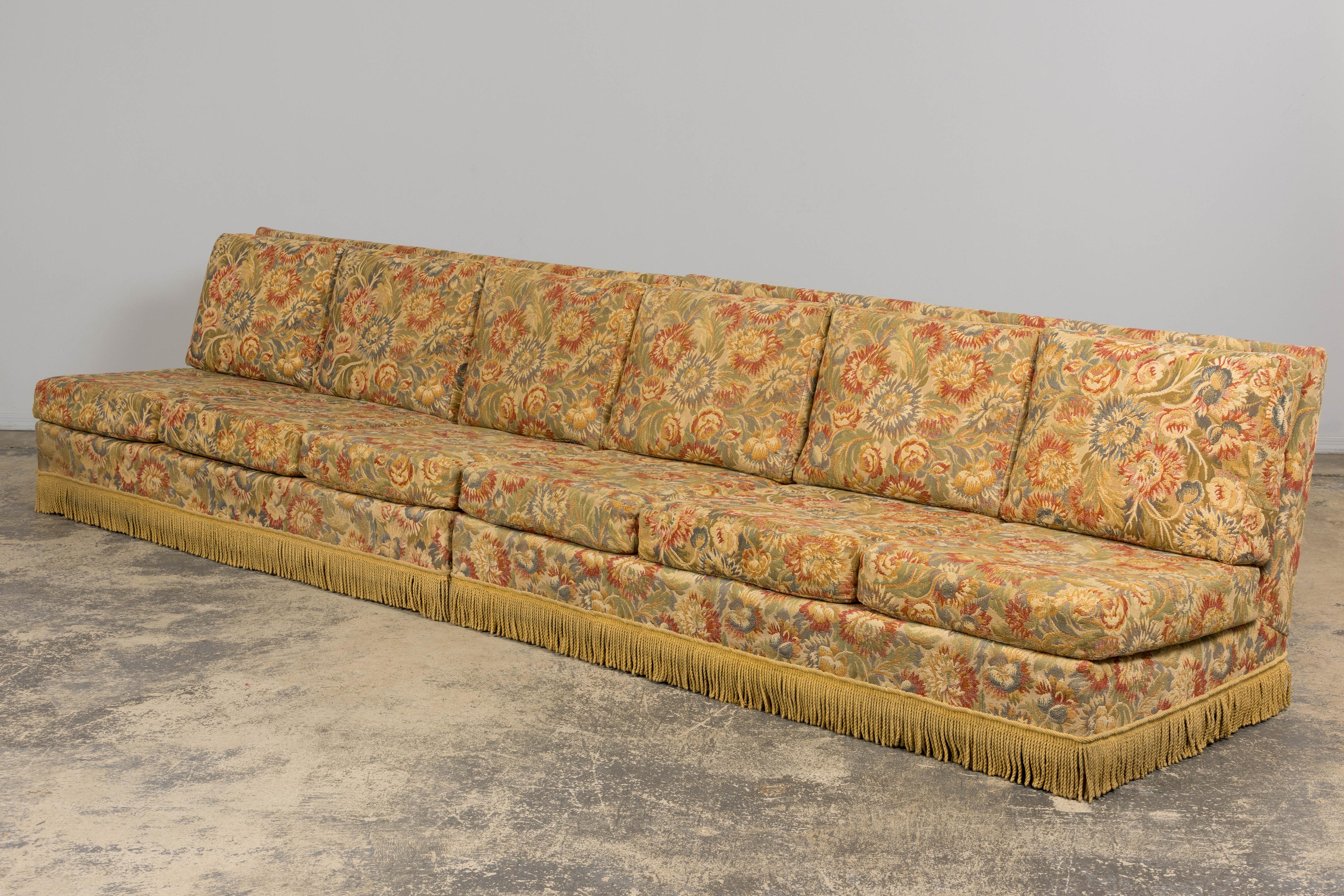 Divani vintage in stile rustico francese con arazzo floreale - Una coppia in vendita 4
