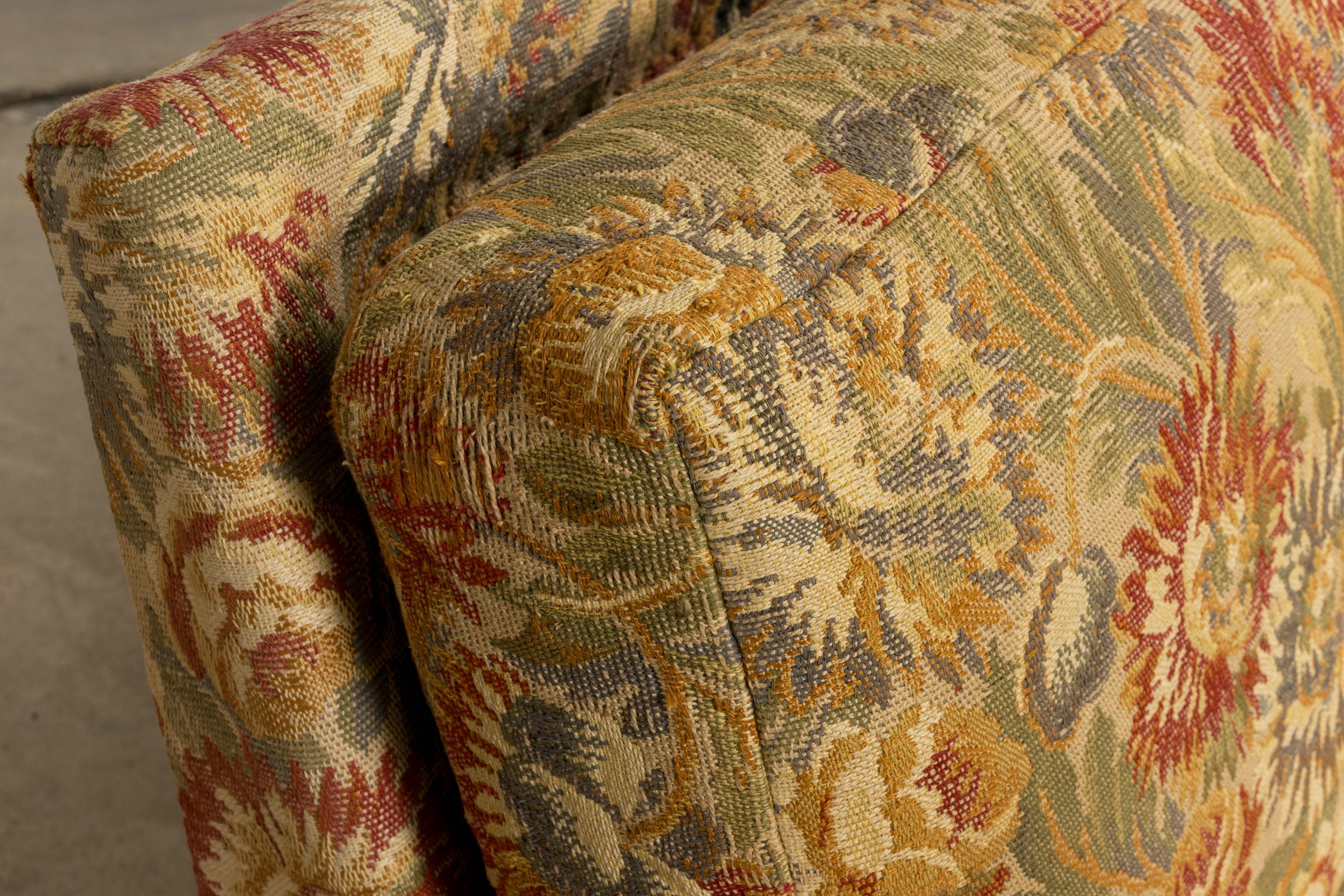 Divani vintage in stile rustico francese con arazzo floreale - Una coppia in vendita 5