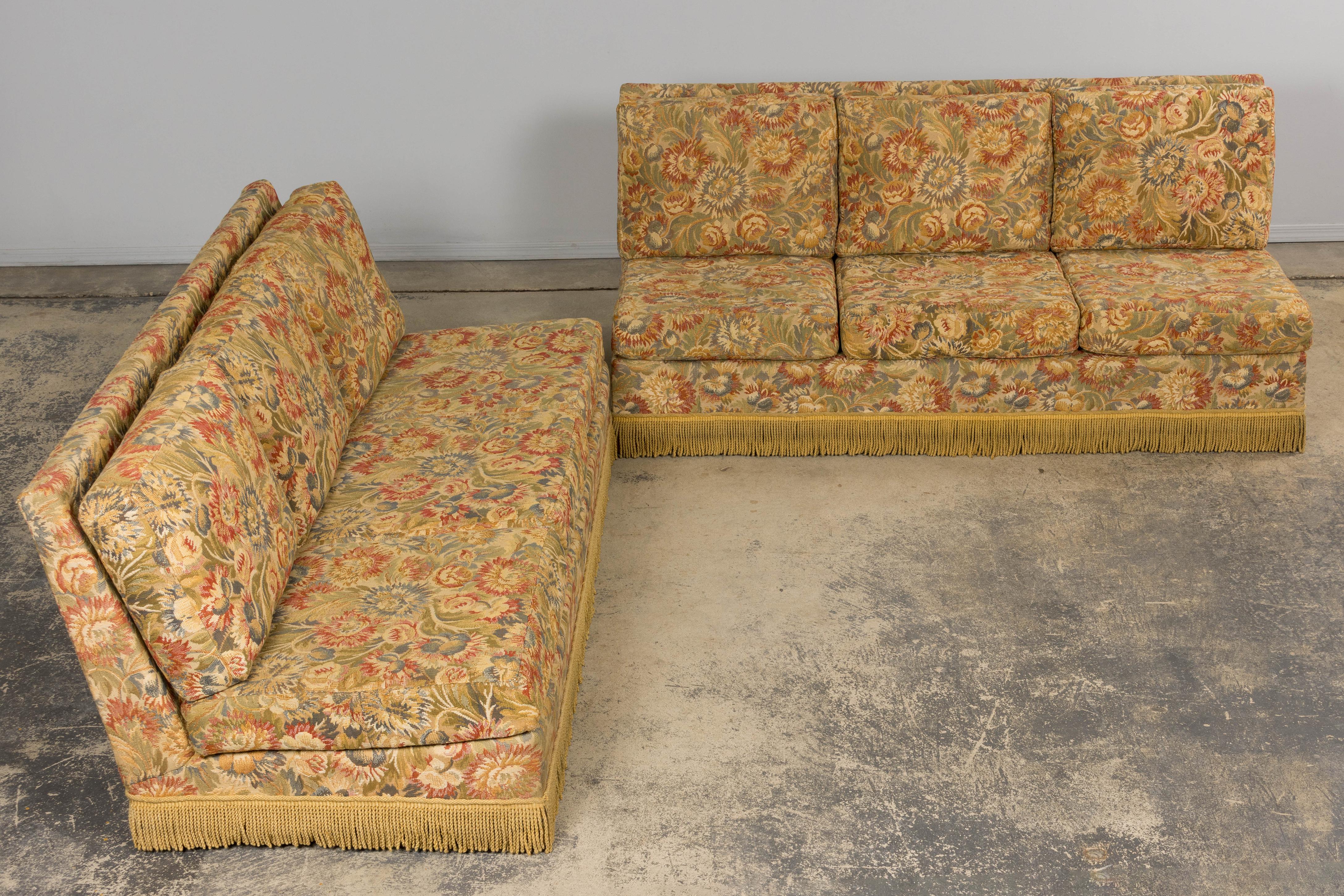 Divani vintage in stile rustico francese con arazzo floreale - Una coppia in vendita 6