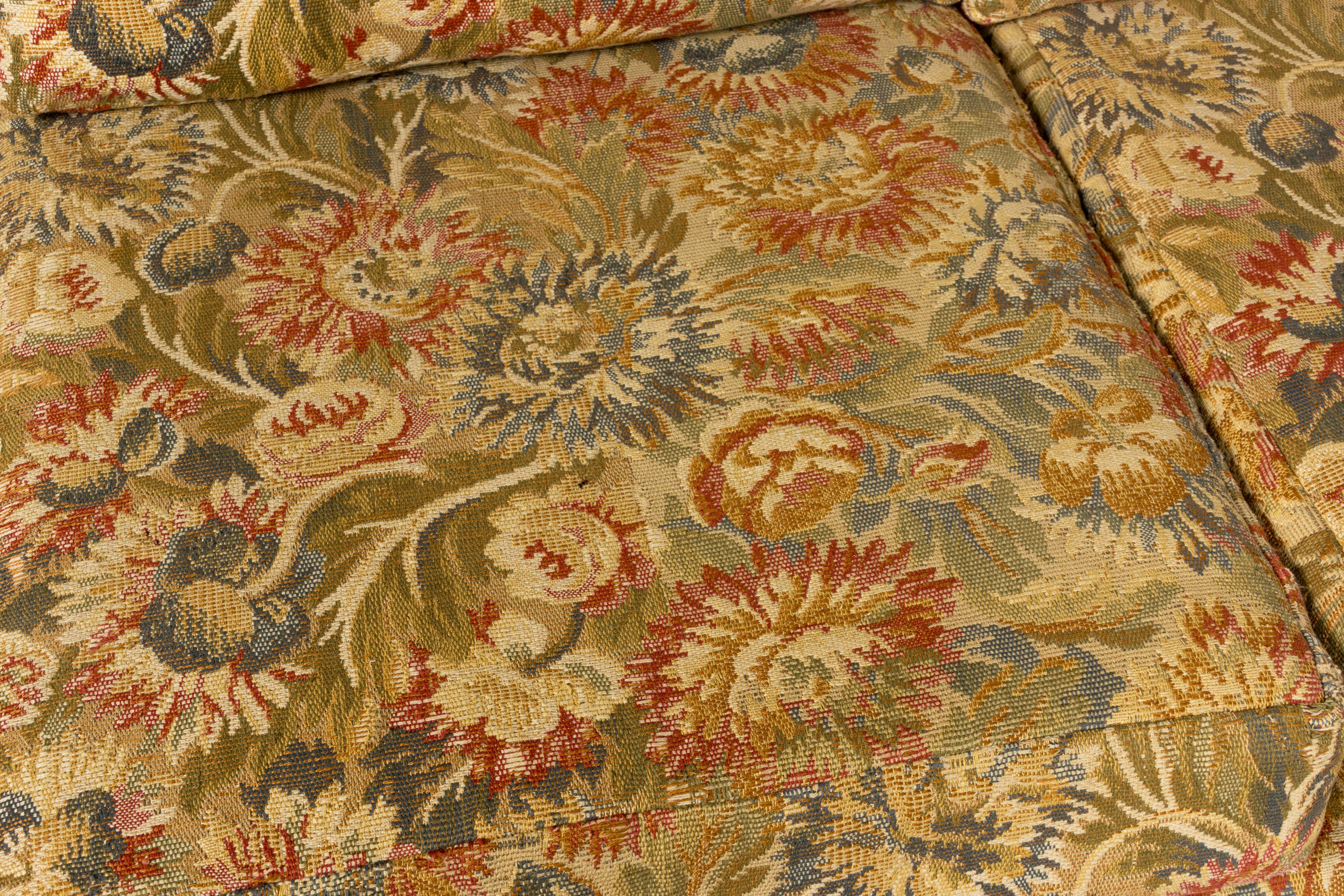 Divani vintage in stile rustico francese con arazzo floreale - Una coppia in vendita 7