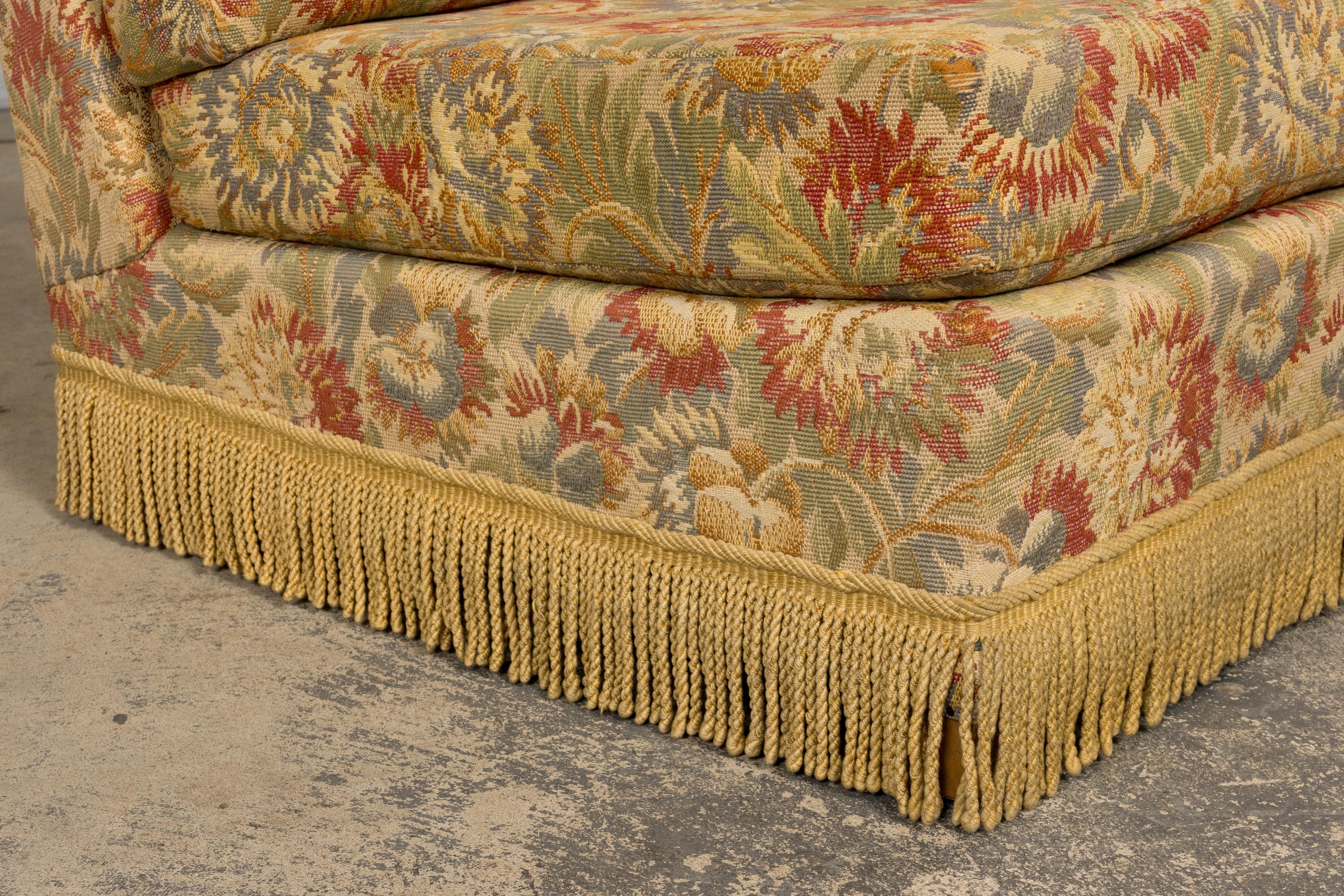 Divani vintage in stile rustico francese con arazzo floreale - Una coppia in vendita 8