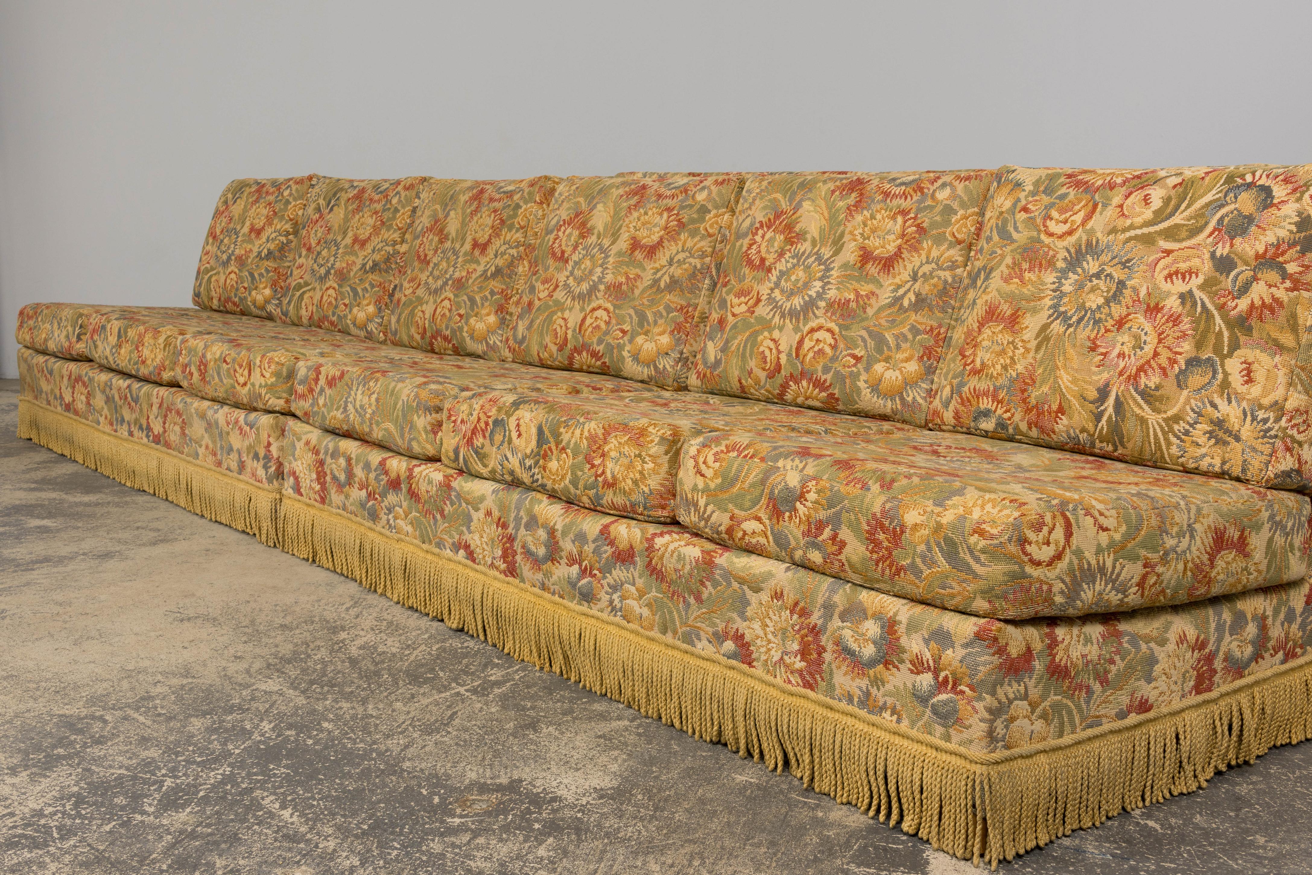 Divani vintage in stile rustico francese con arazzo floreale - Una coppia in vendita 9