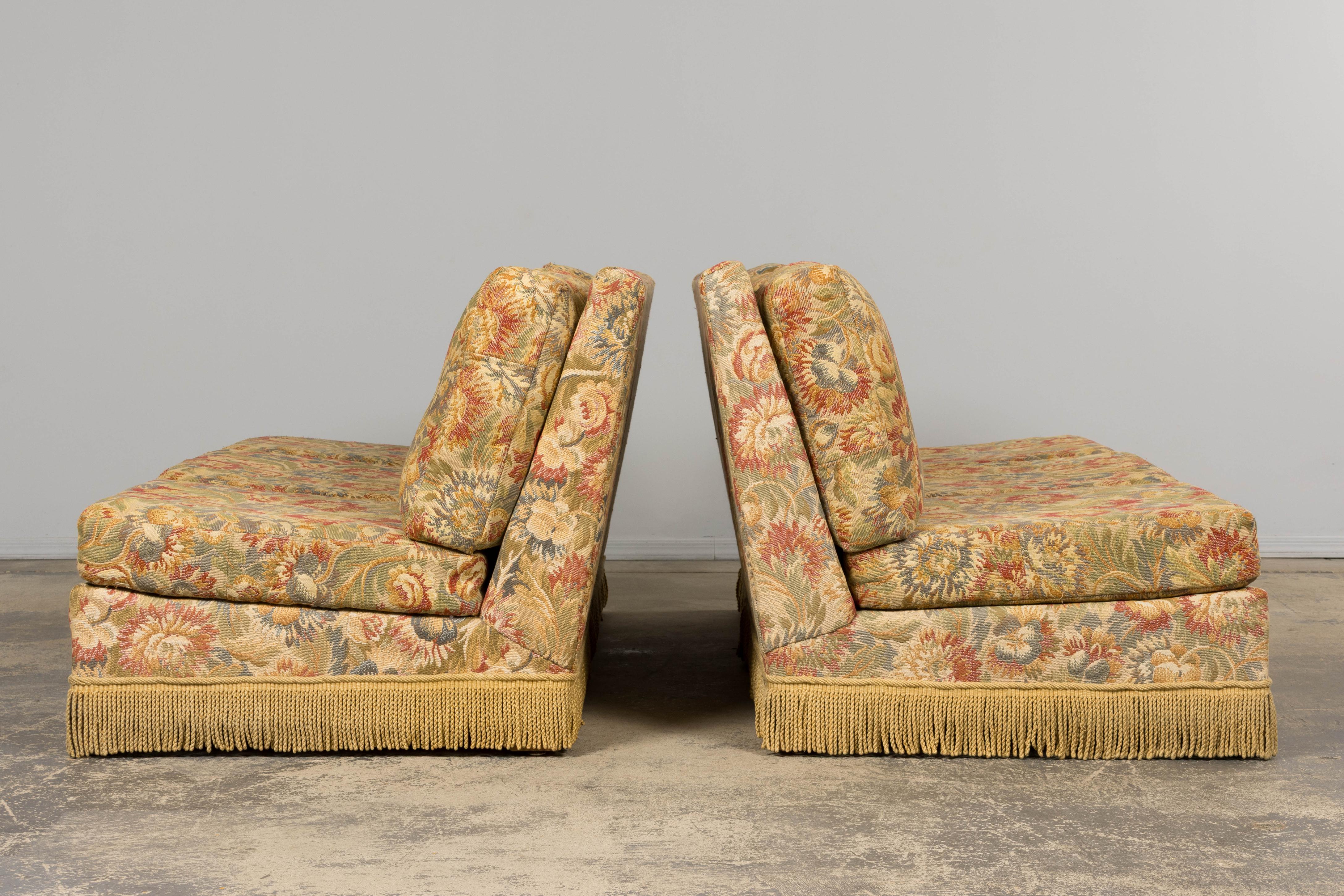 Divani vintage in stile rustico francese con arazzo floreale - Una coppia in vendita 10