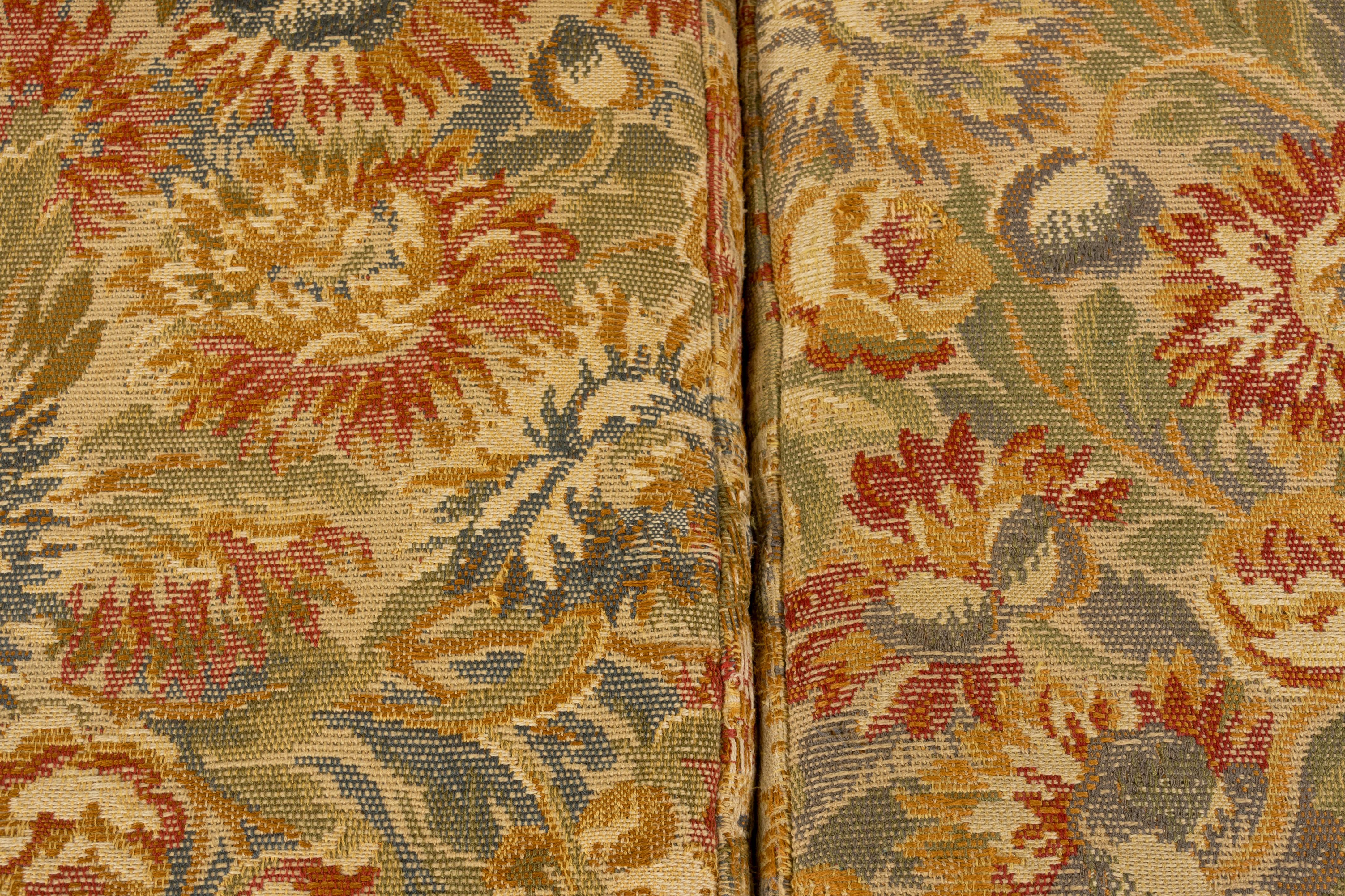 Divani vintage in stile rustico francese con arazzo floreale - Una coppia in vendita 11