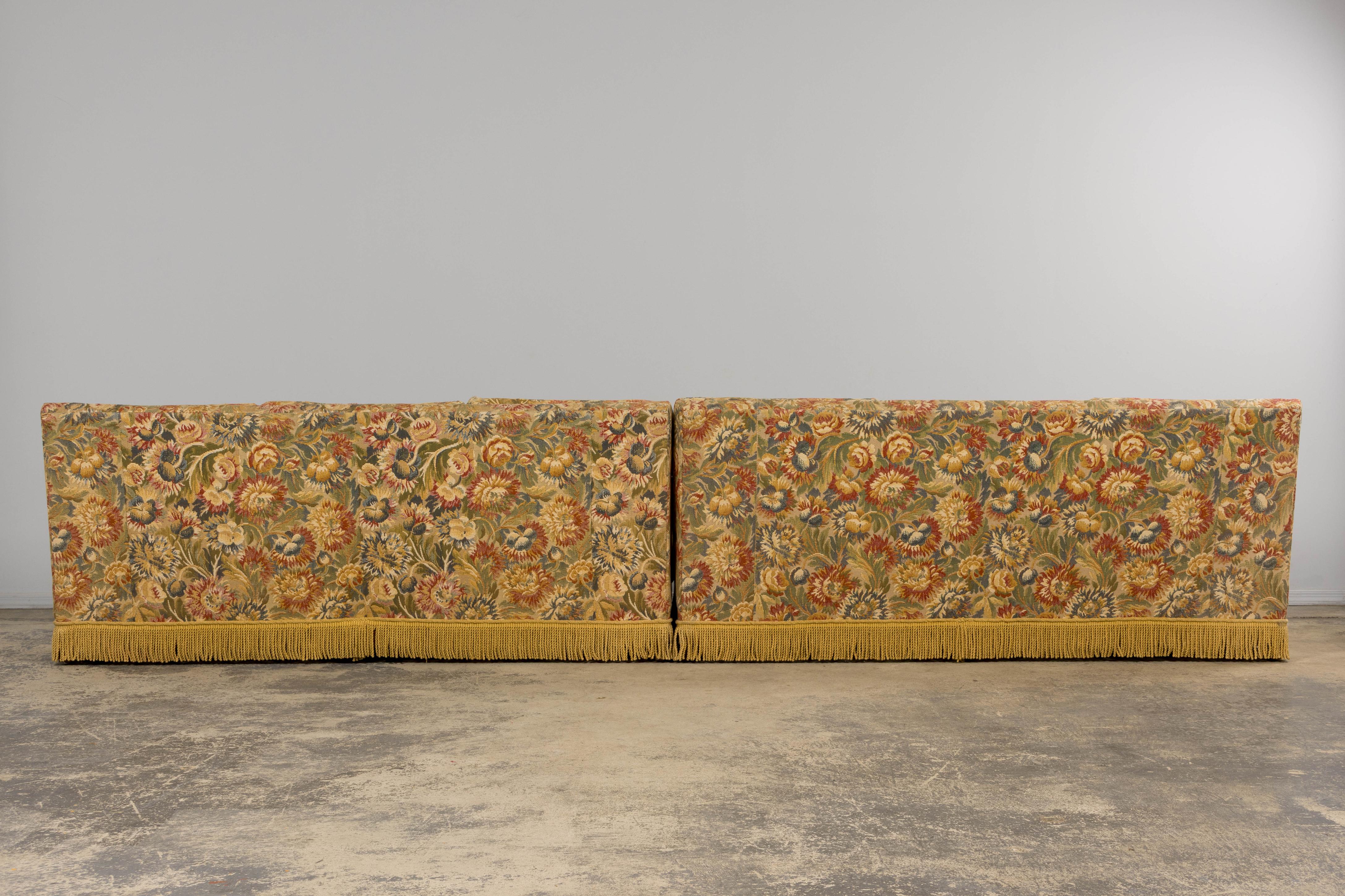 Divani vintage in stile rustico francese con arazzo floreale - Una coppia in vendita 12
