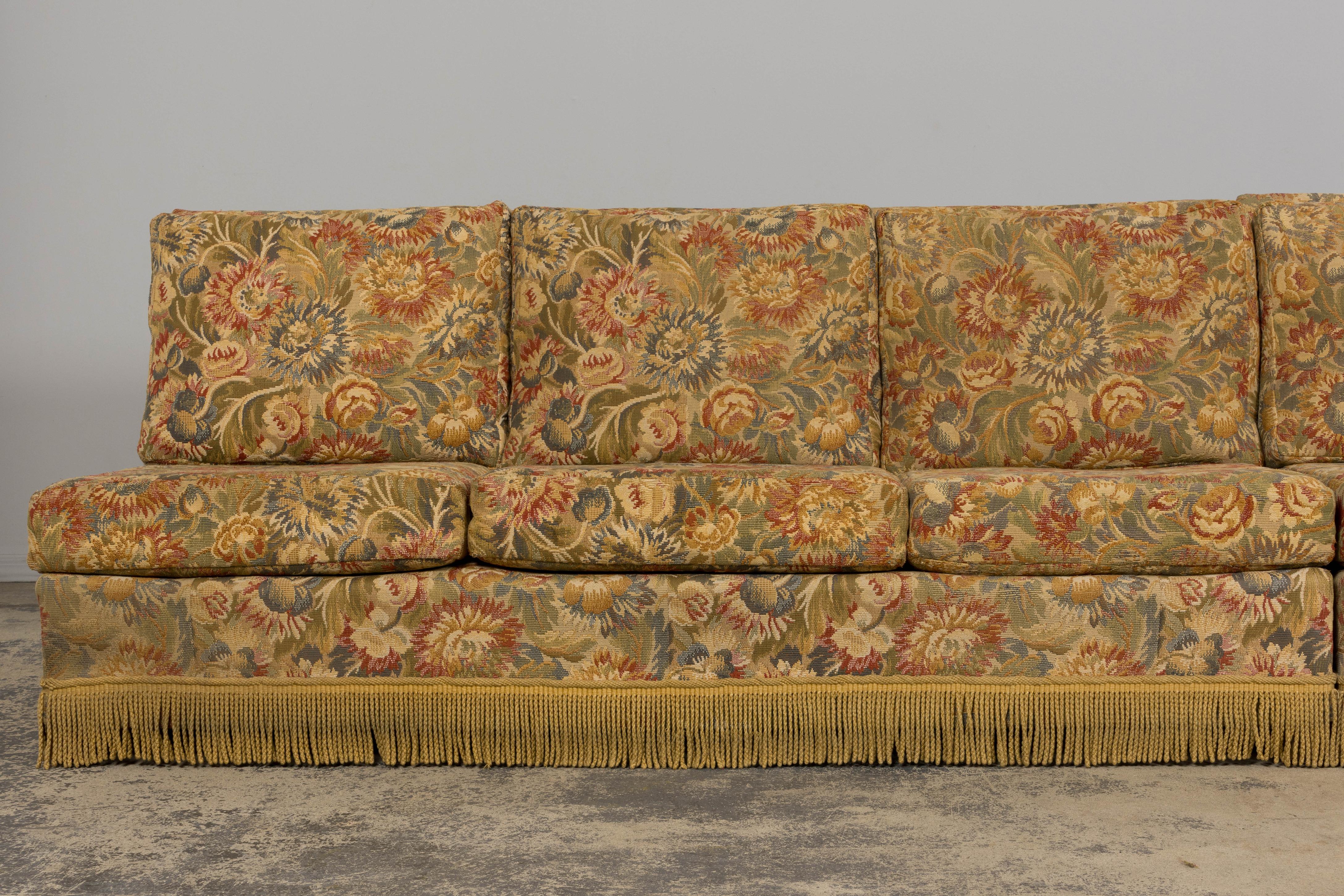 Francese Divani vintage in stile rustico francese con arazzo floreale - Una coppia in vendita