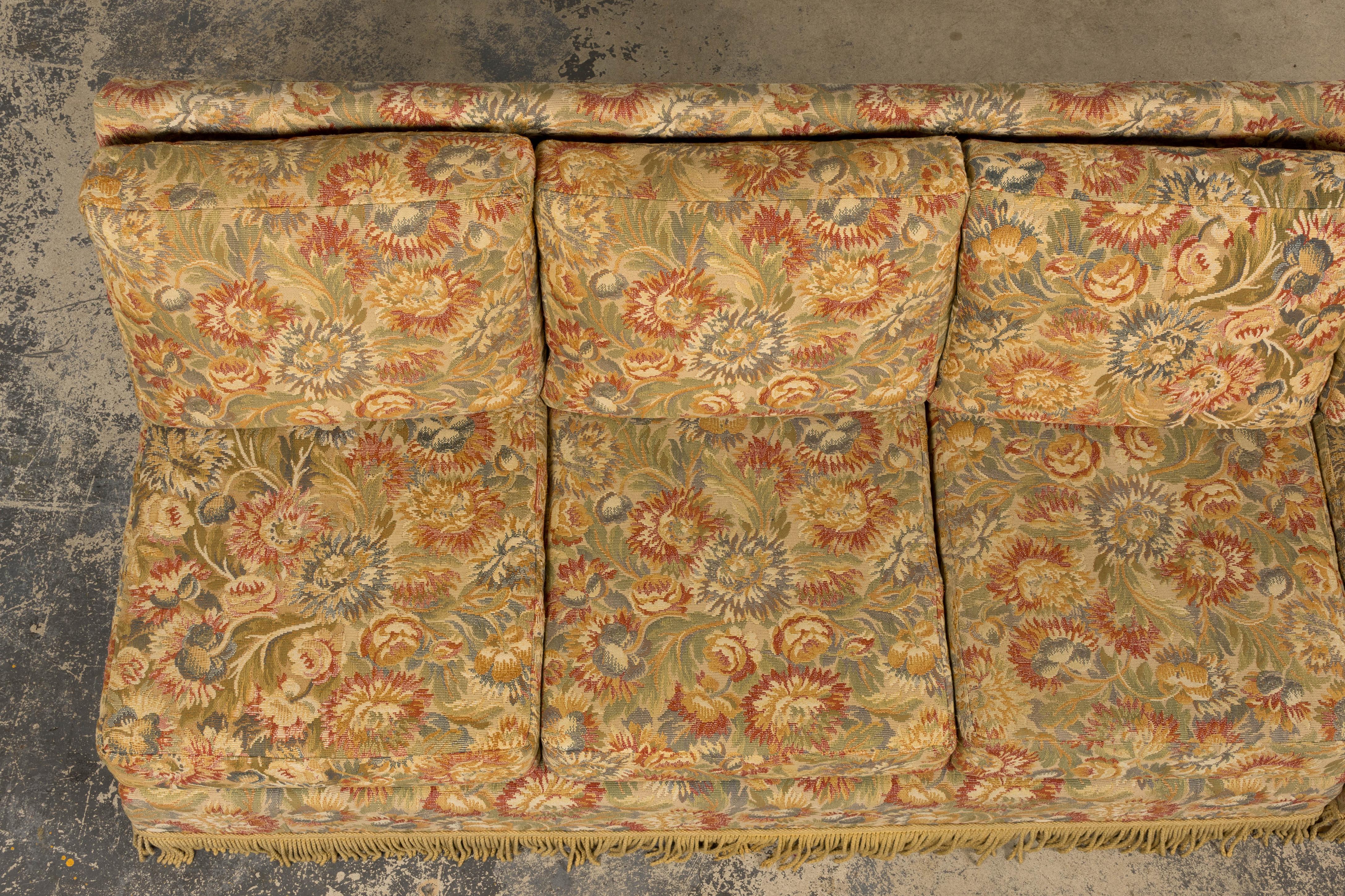 Fatto a mano Divani vintage in stile rustico francese con arazzo floreale - Una coppia in vendita