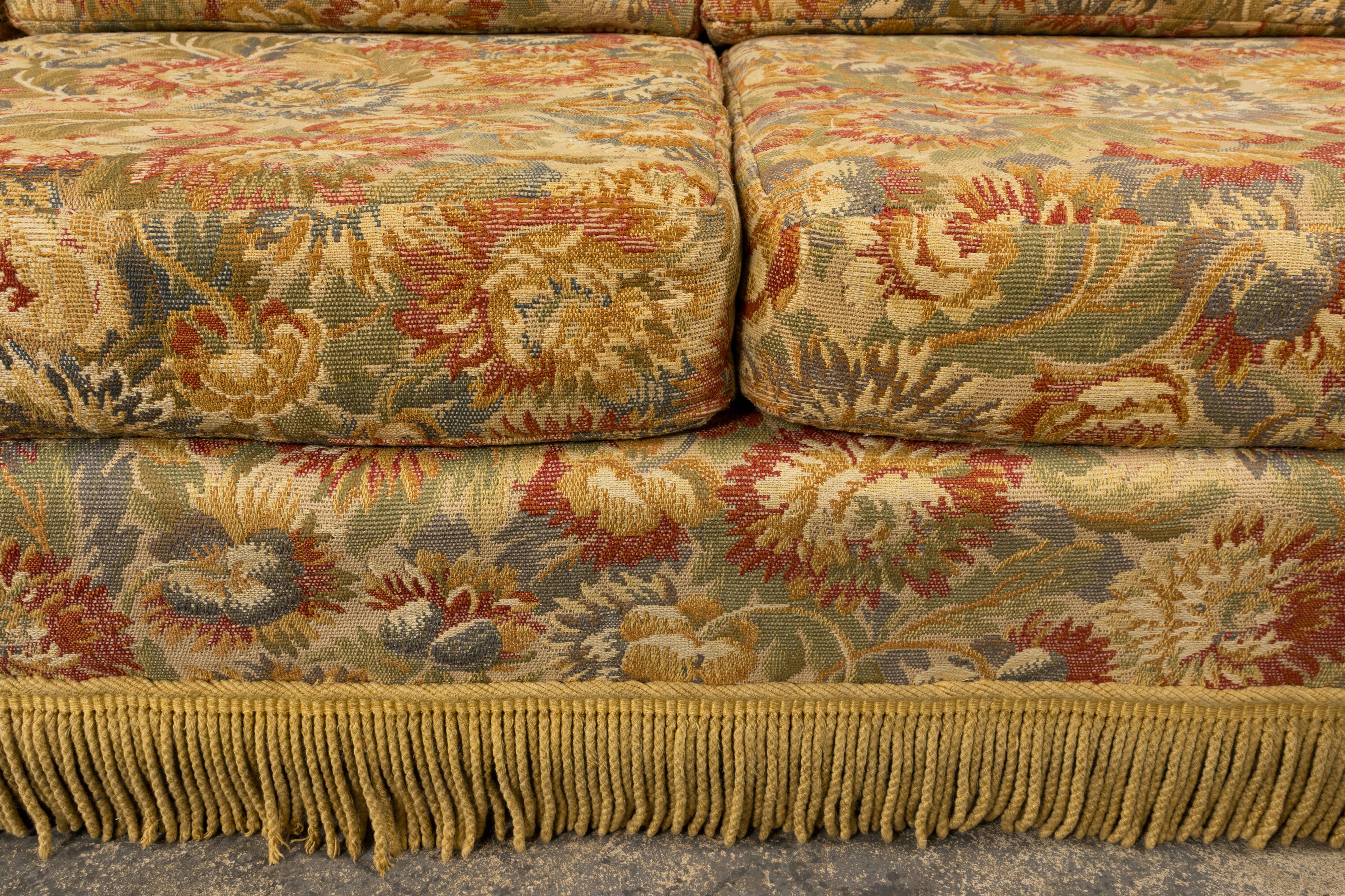 Divani vintage in stile rustico francese con arazzo floreale - Una coppia In condizioni buone in vendita a Astoria, NY