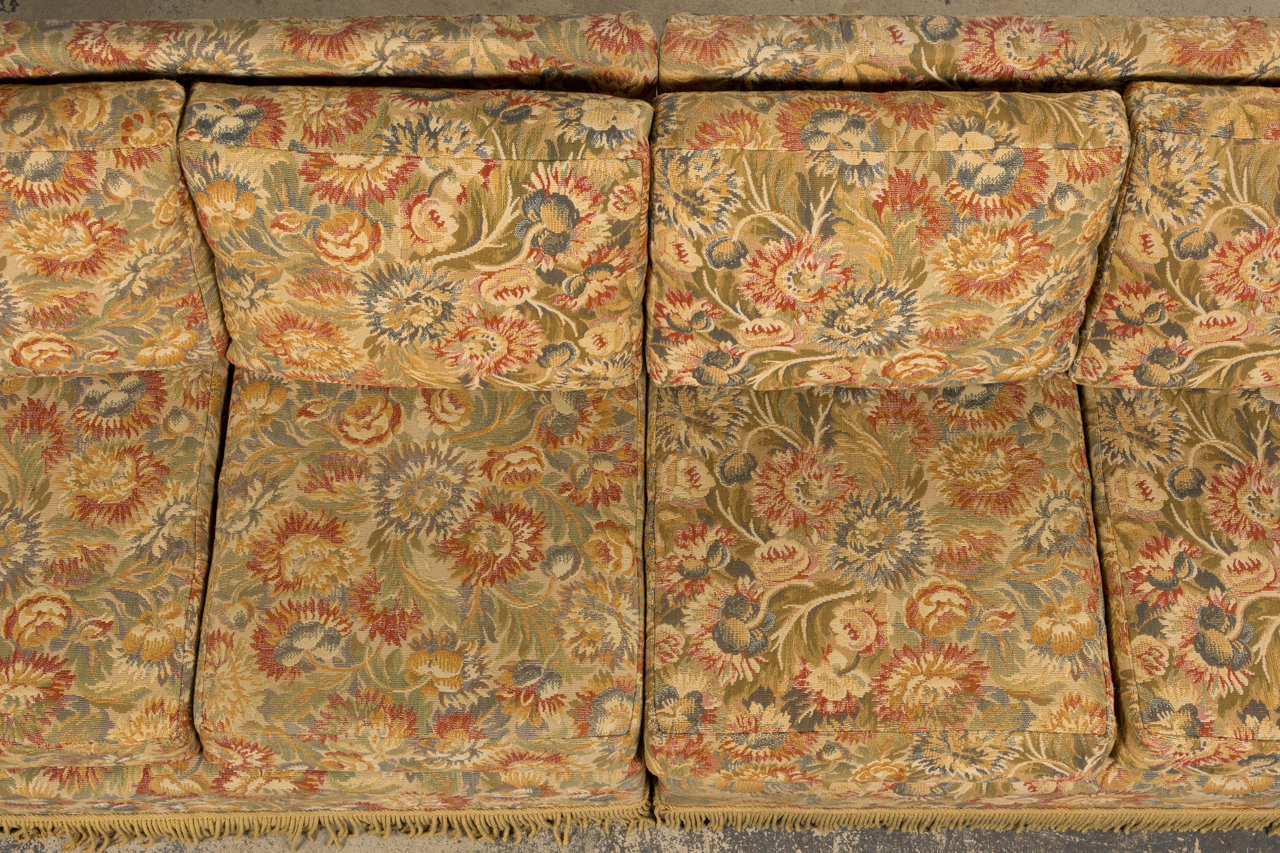 XIX secolo Divani vintage in stile rustico francese con arazzo floreale - Una coppia in vendita