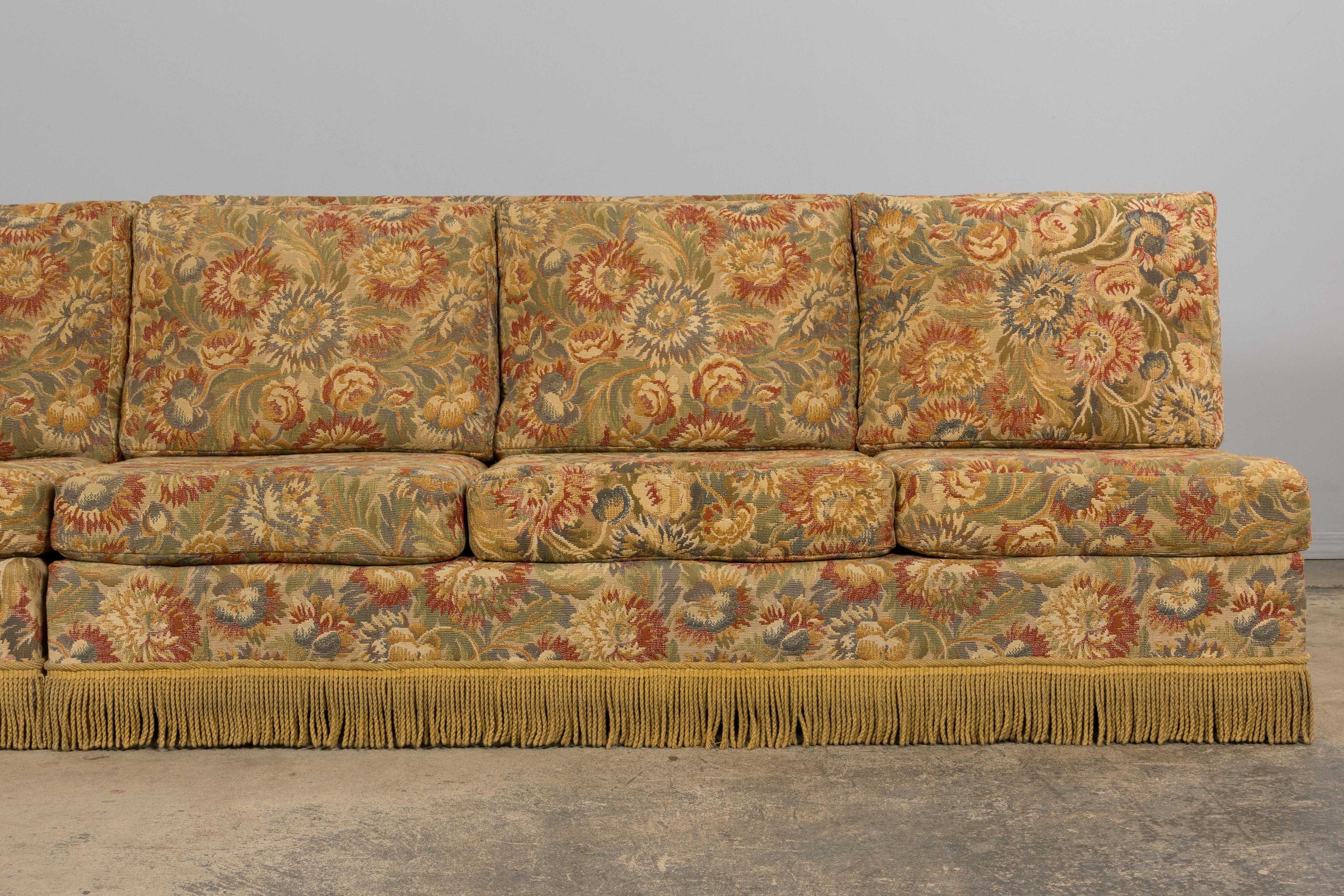 Arazzo Divani vintage in stile rustico francese con arazzo floreale - Una coppia in vendita