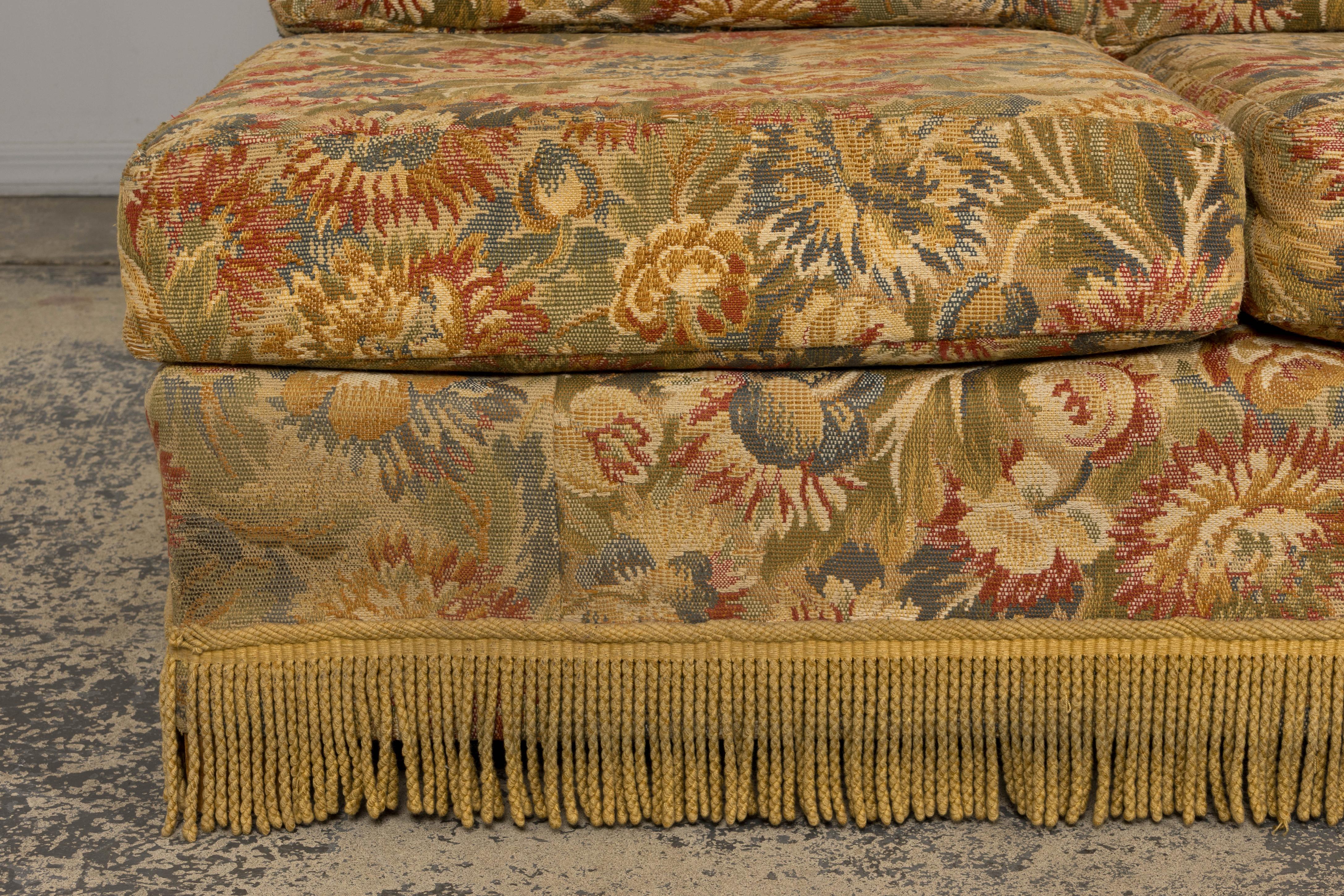 Divani vintage in stile rustico francese con arazzo floreale - Una coppia in vendita 1