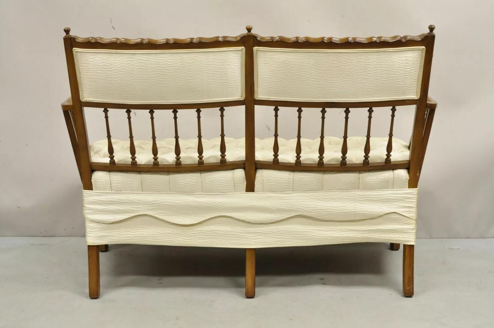 Divano con fusto imbottito in legno intagliato in stile country francese d'epoca in vendita 3
