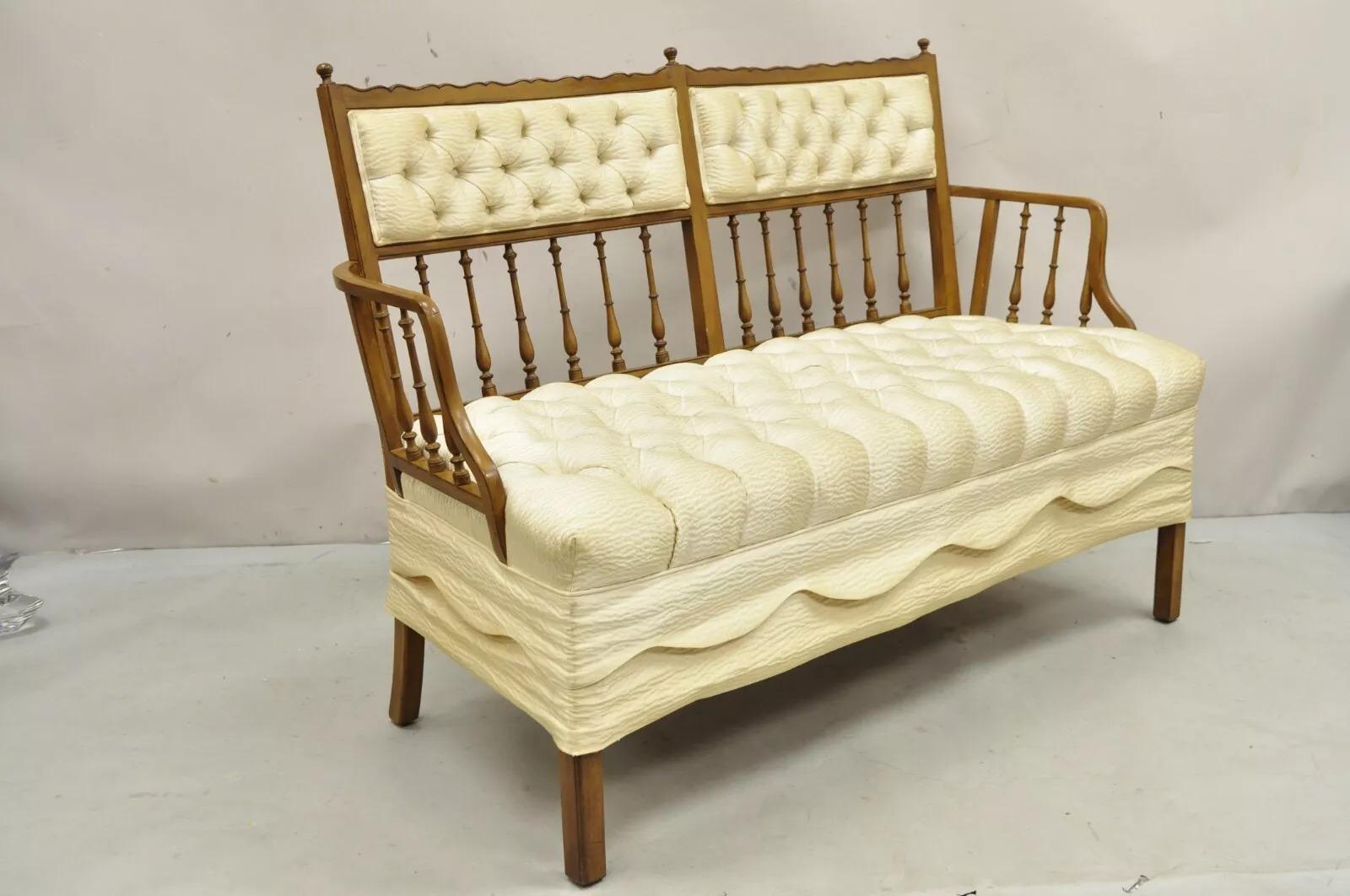 Altro Divano con fusto imbottito in legno intagliato in stile country francese d'epoca in vendita