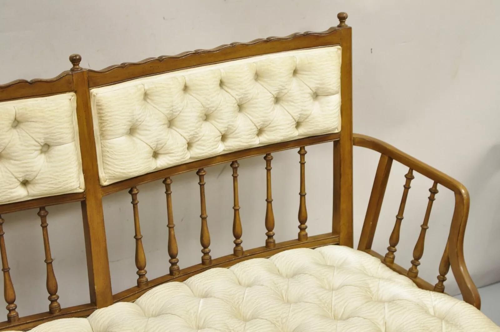 XX secolo Divano con fusto imbottito in legno intagliato in stile country francese d'epoca in vendita