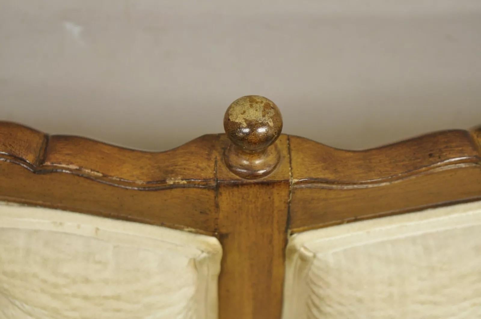 Tessuto Divano con fusto imbottito in legno intagliato in stile country francese d'epoca in vendita
