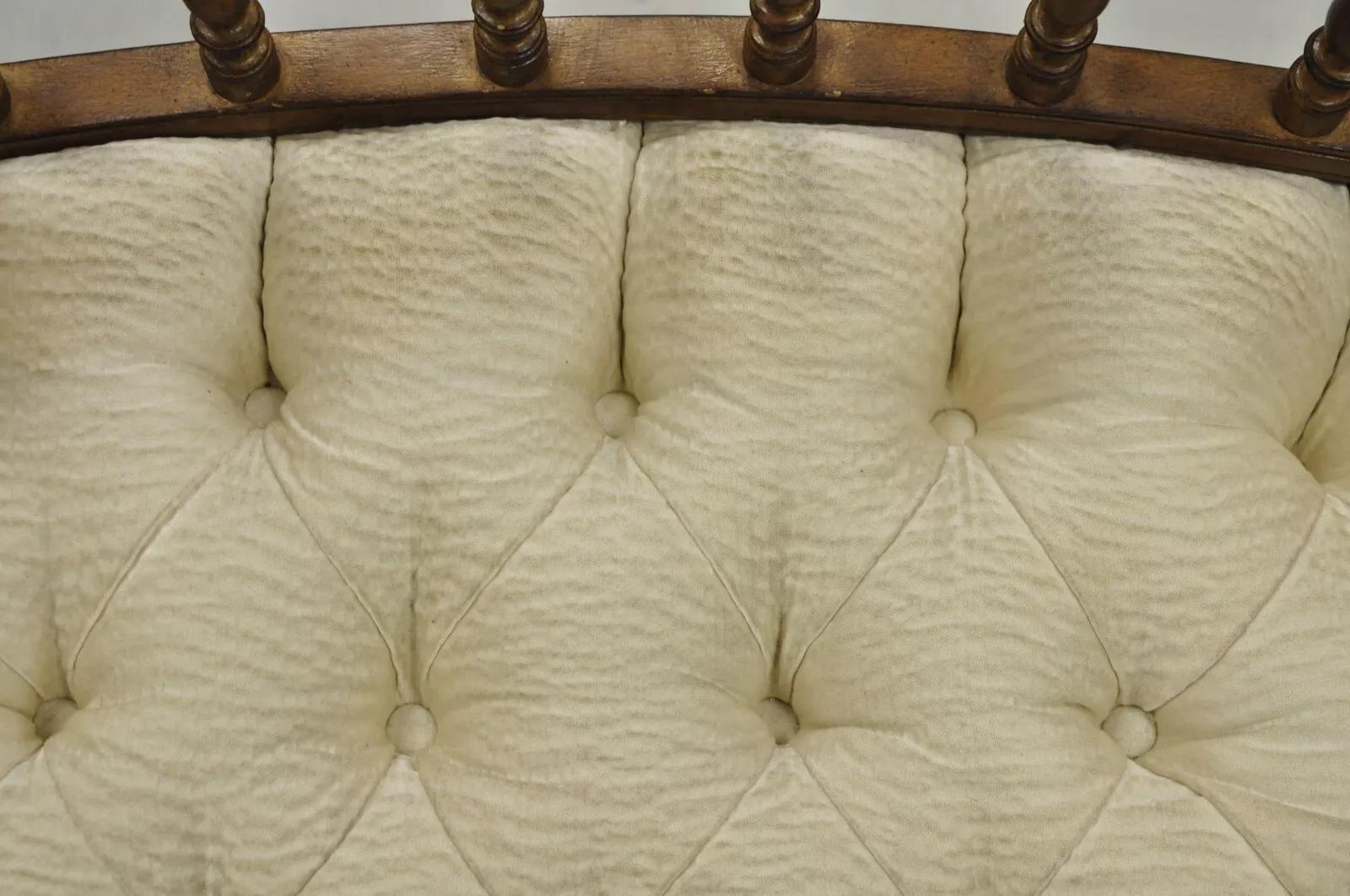 Divano con fusto imbottito in legno intagliato in stile country francese d'epoca in vendita 2