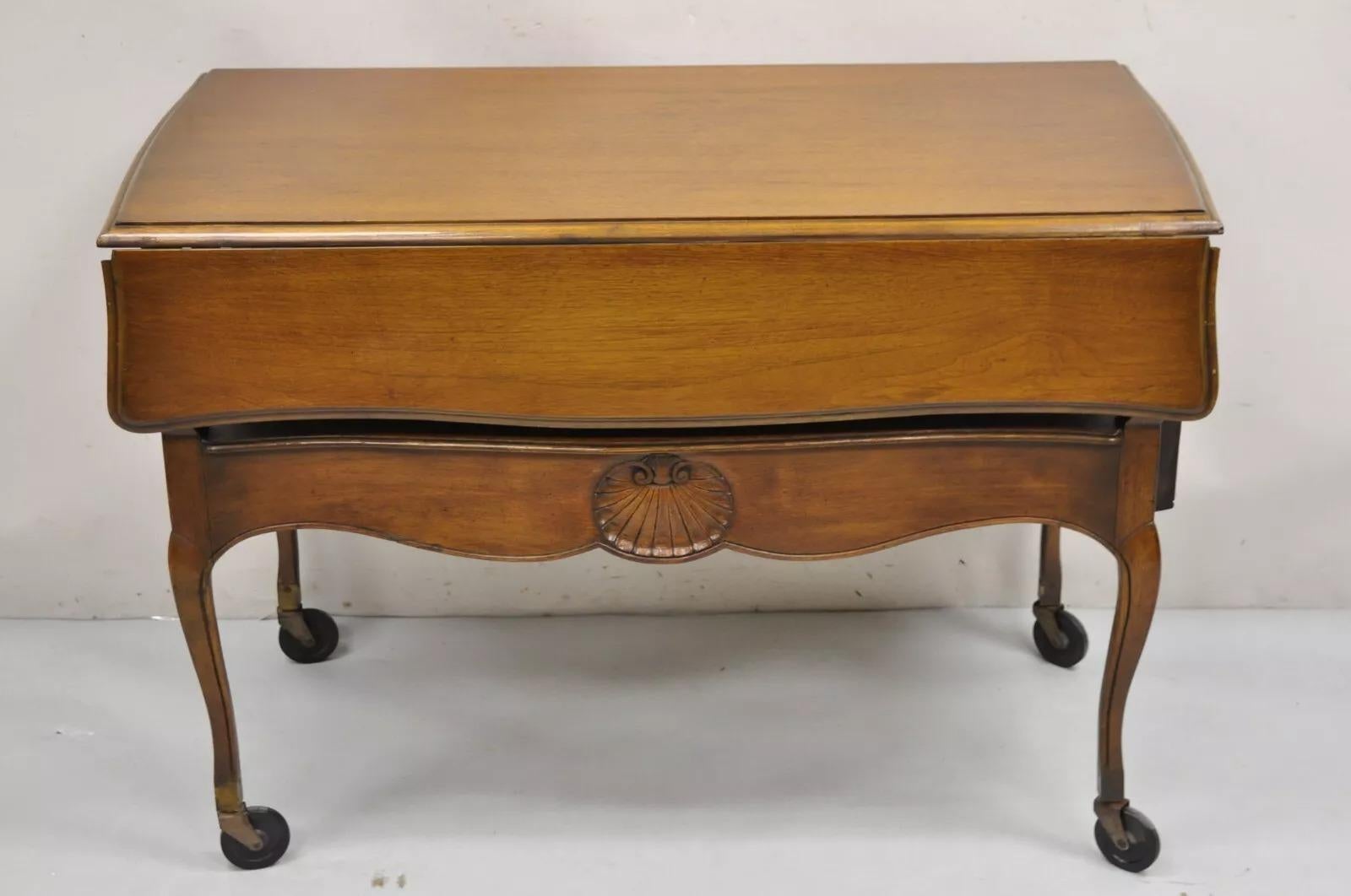Carrito rodante de 2 cajones de madera de cerezo de estilo rural francés vintage. El artículo cuenta con ruedas de concha tallada acentos (2) cajones de cola de milano, la artesanía de calidad, gran estilo y forma. Mediados del siglo XX. Medidas:
