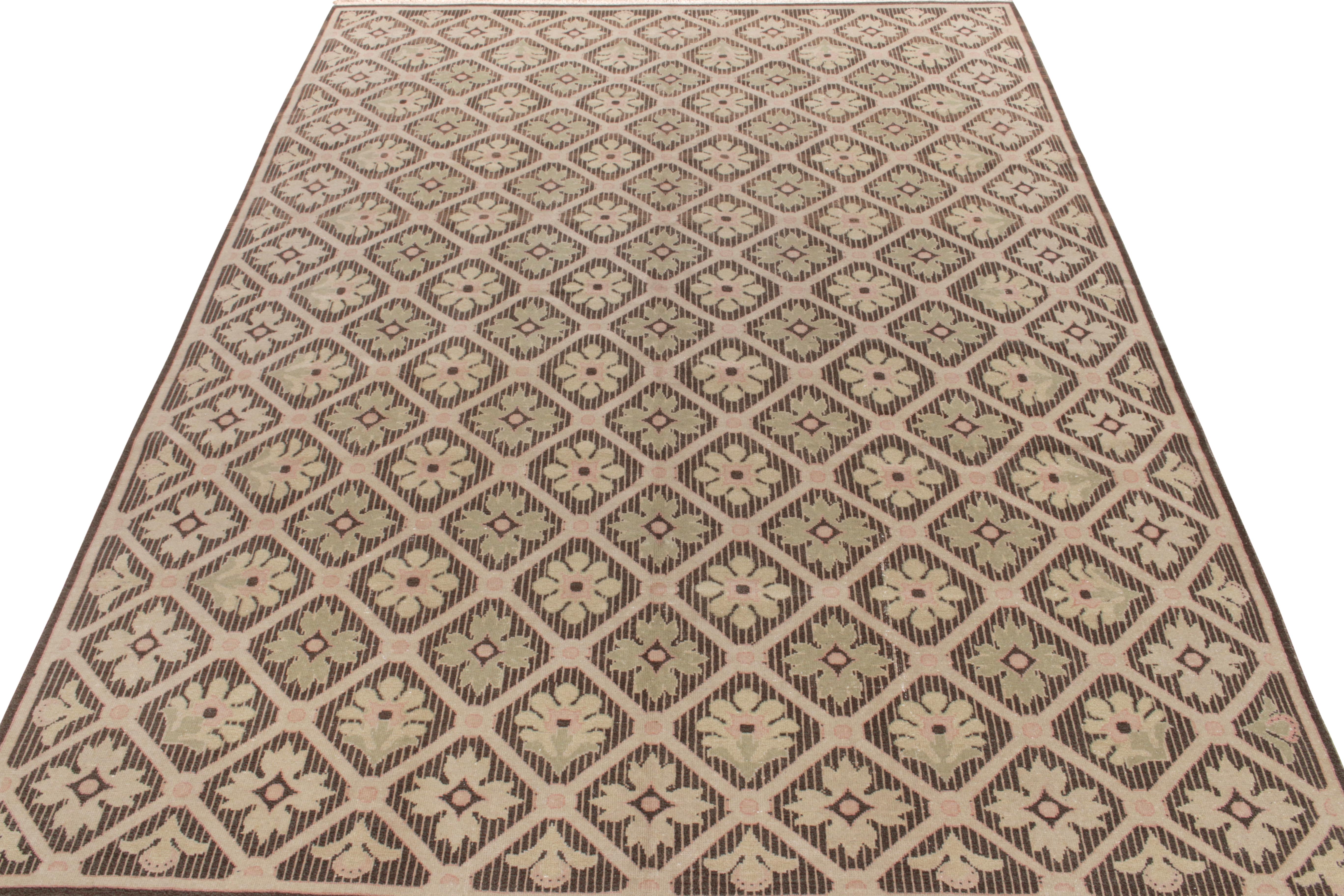 Handgeknüpfter Wollteppich im Format 9x12 aus den 1950er Jahren im französischen Landhausstil mit einer Mischung aus köstlichen floralen und geometrischen Mustern in Beige-Braun mit subtilen Rosa- und Grüntönen - aus der Werkstatt des renommierten