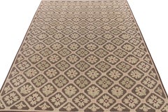 Tappeto vintage in stile rustico francese con motivo floreale beige-marrone di Rug & Kilim