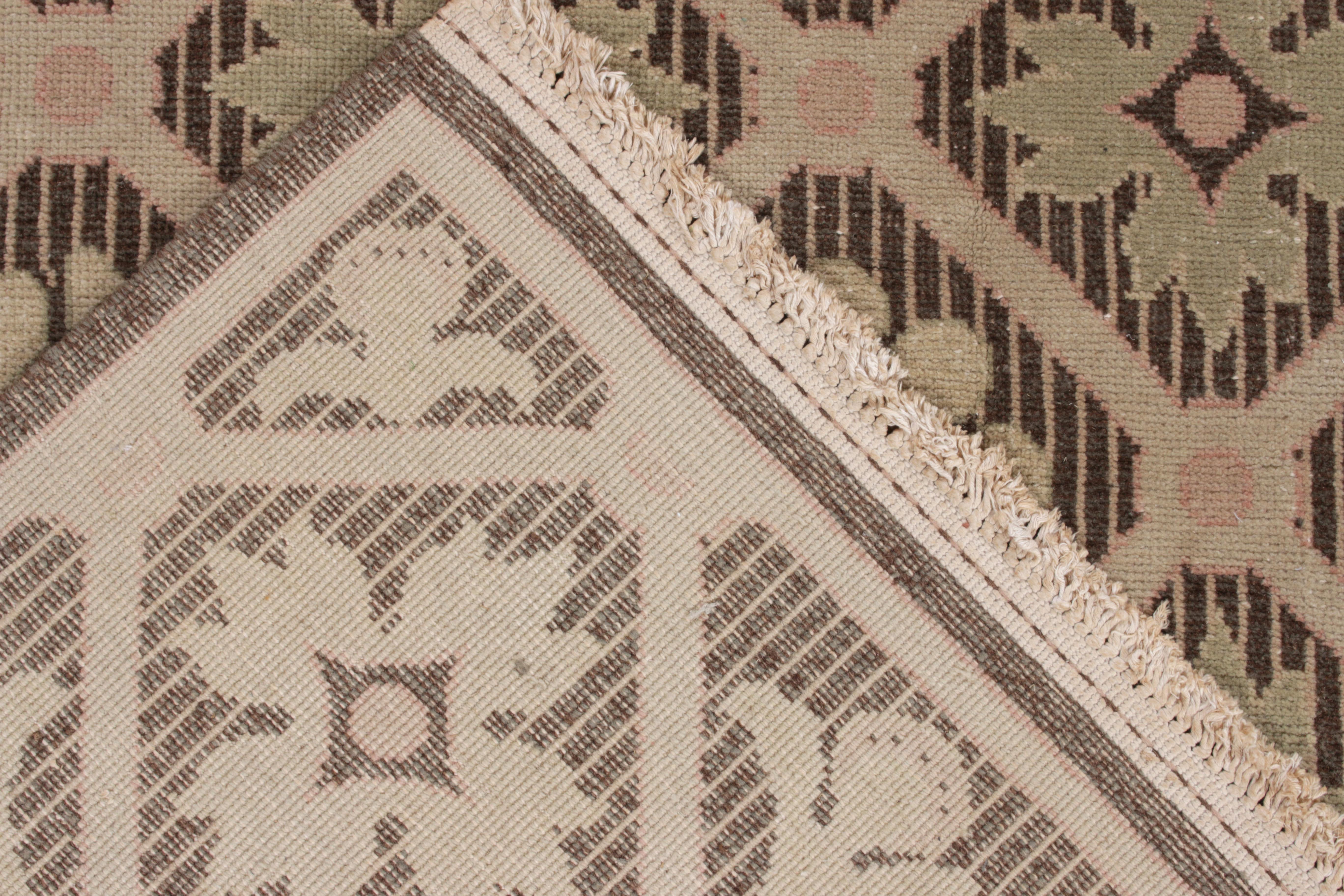 Französischer Teppich im Landhausstil im Vintage-Stil mit beige-braunem Blumenmuster von Rug & Kilim (Rumänisch) im Angebot
