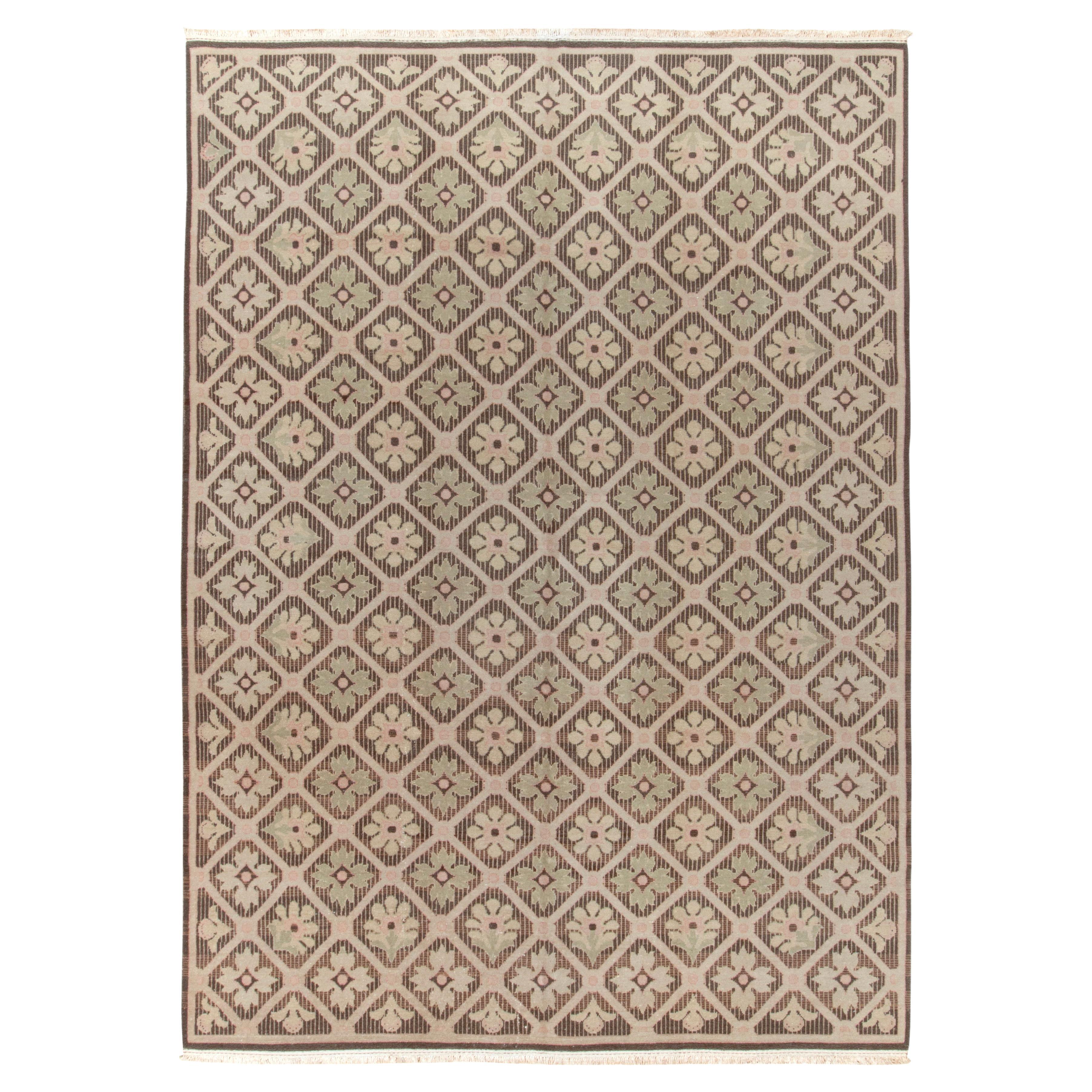 Französischer Teppich im Landhausstil im Vintage-Stil mit beige-braunem Blumenmuster von Rug & Kilim im Angebot