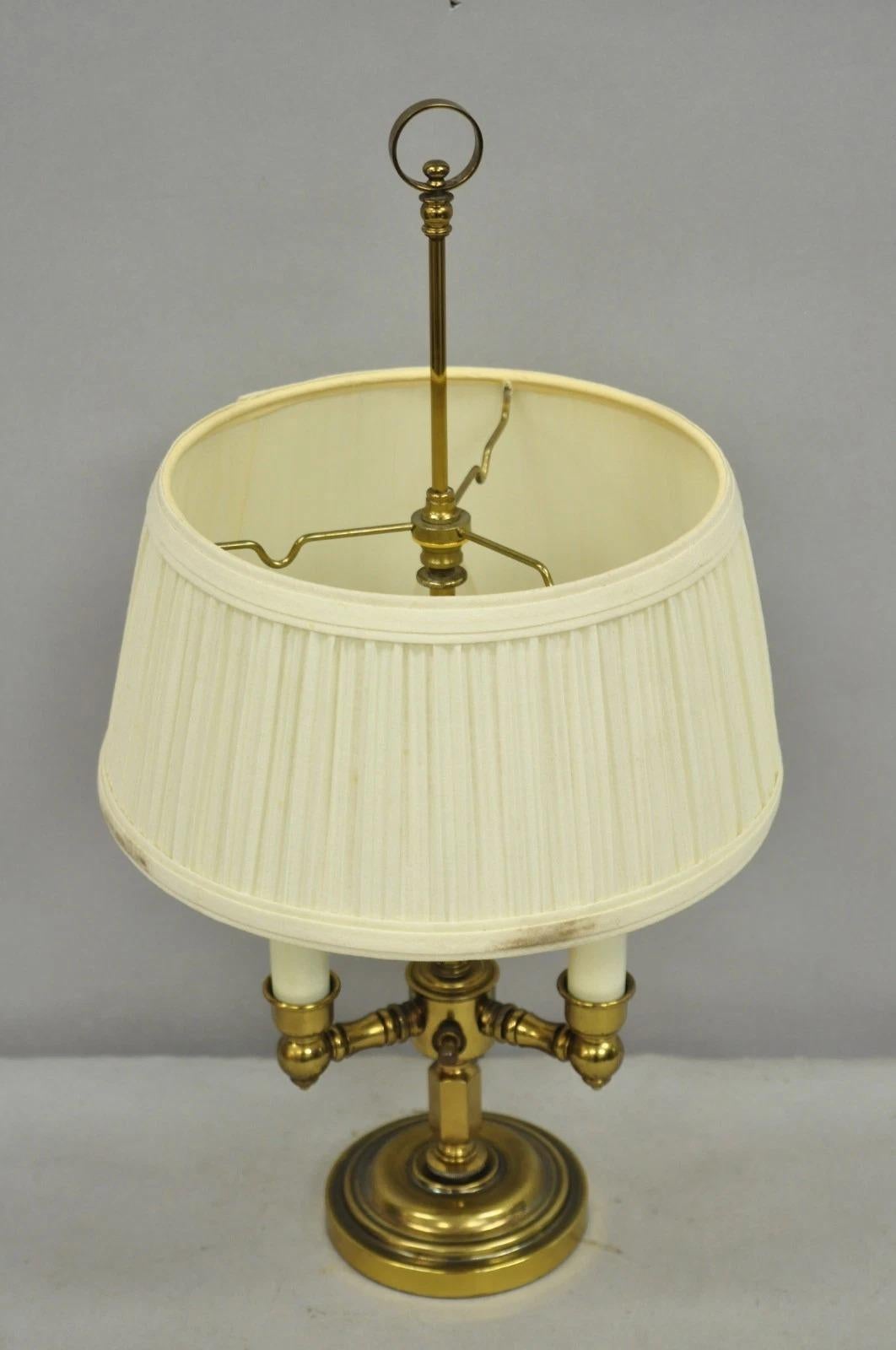 Lampada da scrivania a candelabro Bouillotte in ottone in stile francese vintage con paralume in vendita 3