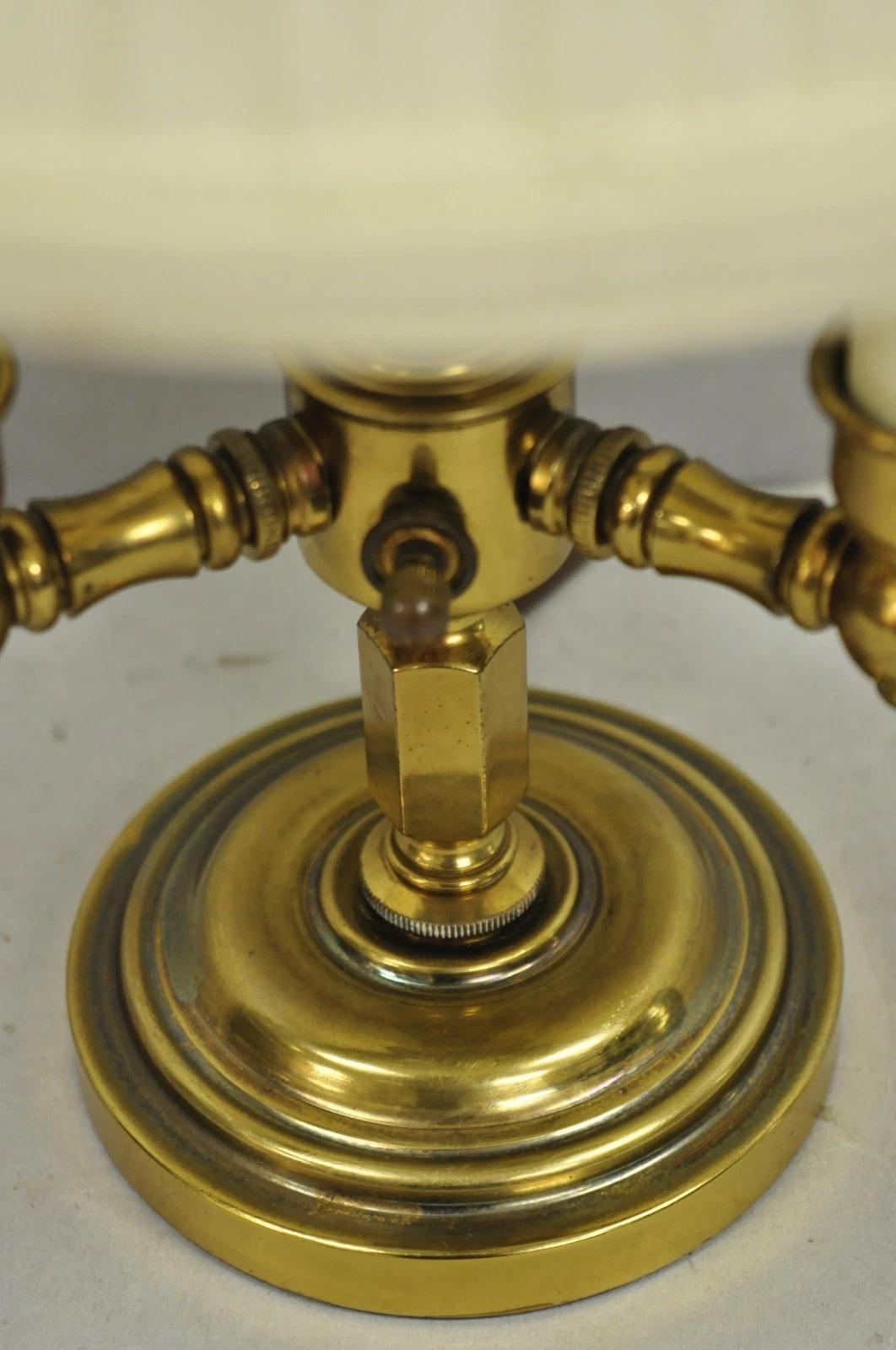Lampada da scrivania a candelabro Bouillotte in ottone in stile francese vintage con paralume in vendita 4