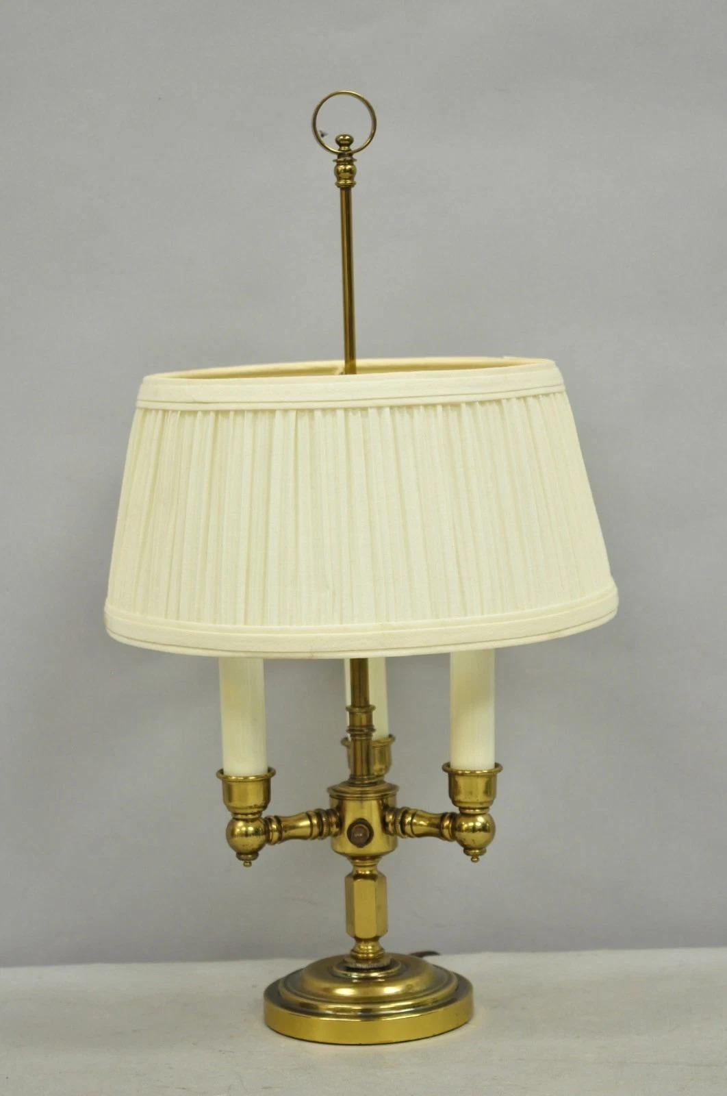 Lampada da scrivania a candelabro Bouillotte in ottone in stile francese vintage con paralume in vendita 5