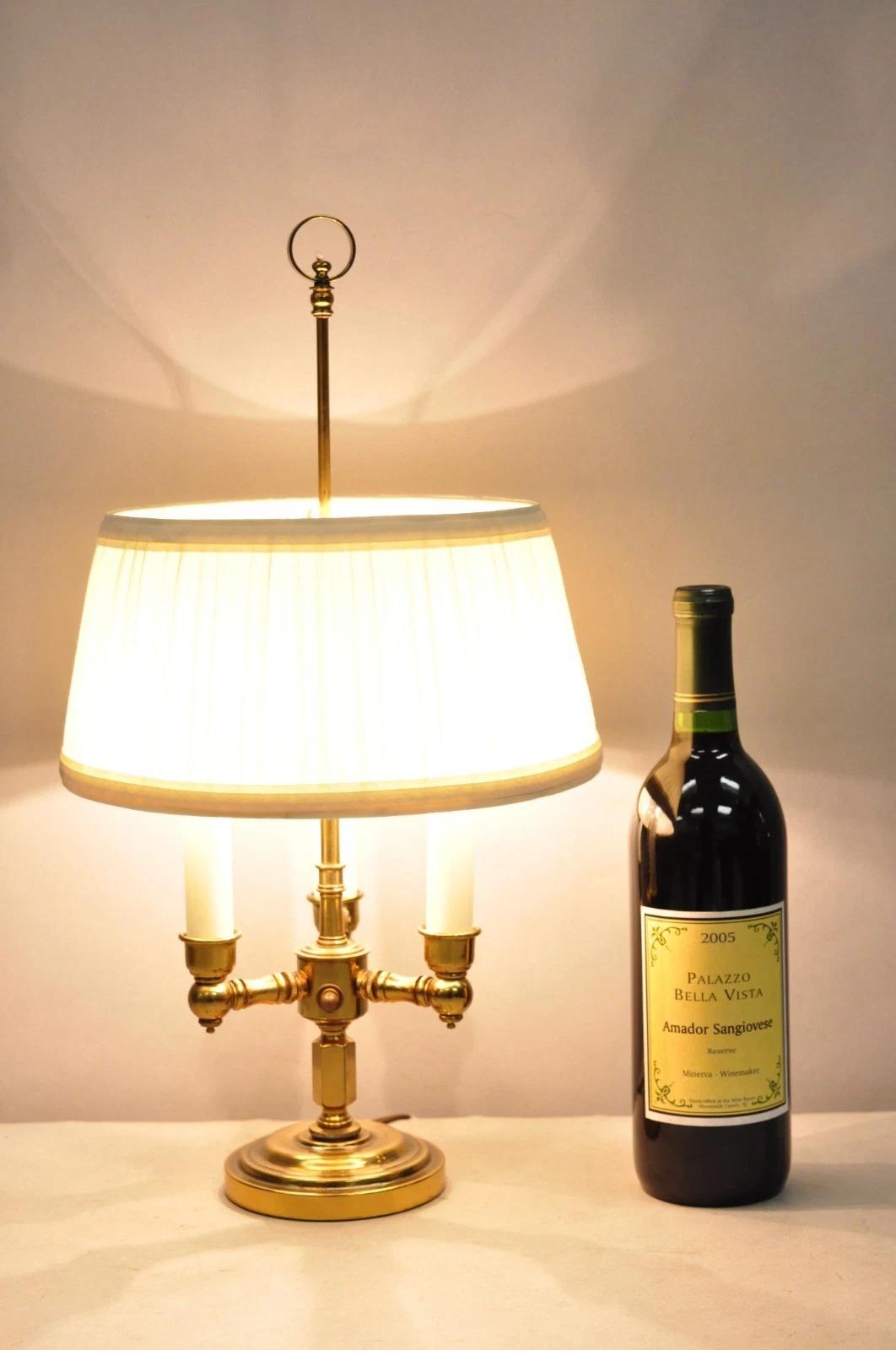 Lampada da scrivania Bouillotte a candelabro in ottone in stile francese vintage con paralume plissettato. Circa alla fine del XX secolo. Misure: 18,5