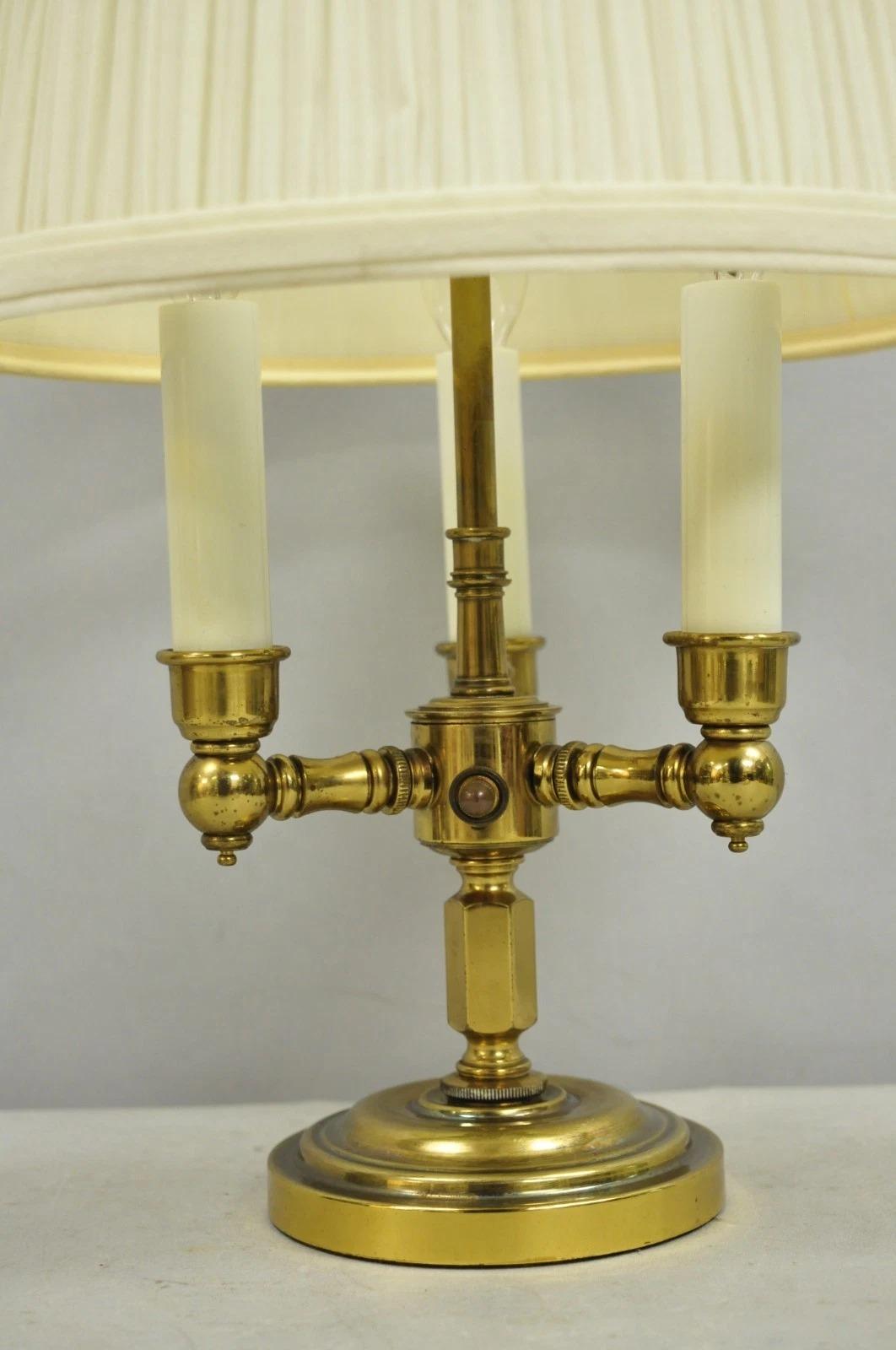 Altro Lampada da scrivania a candelabro Bouillotte in ottone in stile francese vintage con paralume in vendita