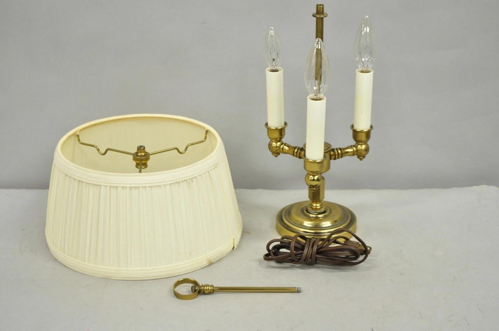 Sconosciuto Lampada da scrivania a candelabro Bouillotte in ottone in stile francese vintage con paralume in vendita