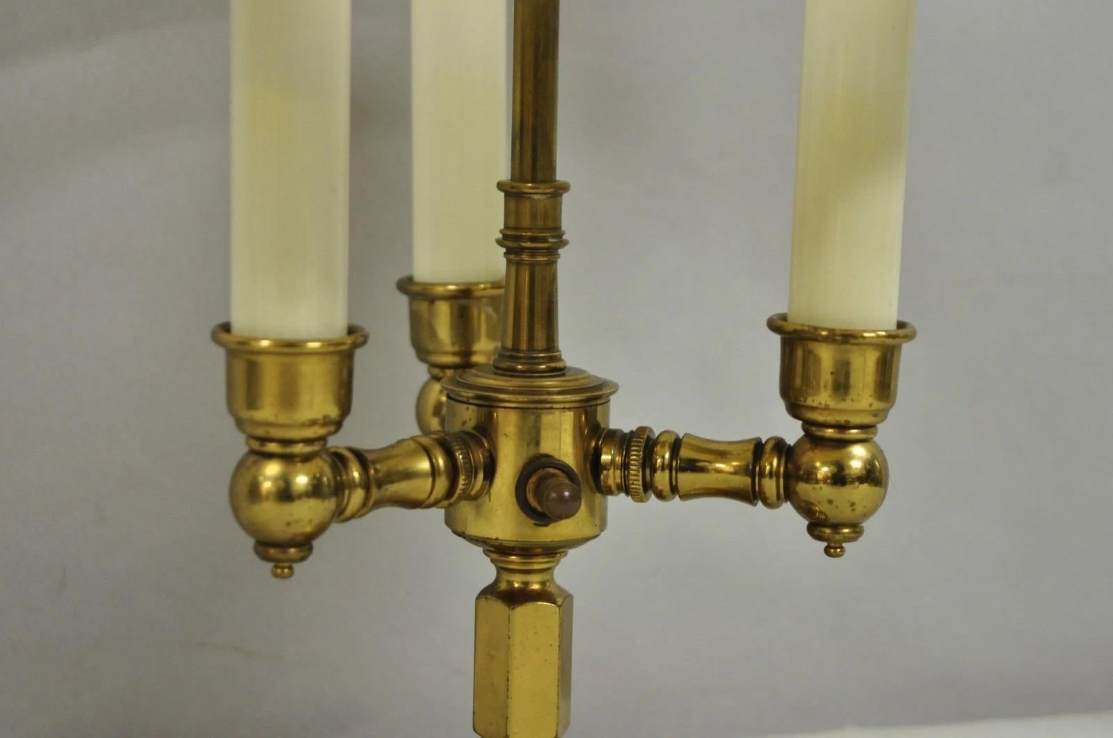 Lampada da scrivania a candelabro Bouillotte in ottone in stile francese vintage con paralume In condizioni buone in vendita a Philadelphia, PA