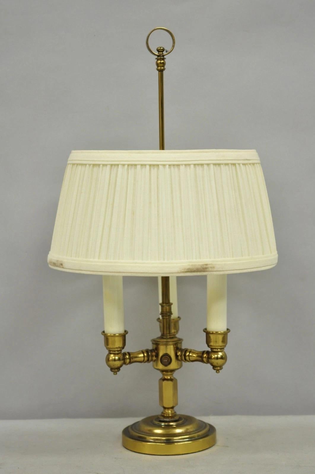 XX secolo Lampada da scrivania a candelabro Bouillotte in ottone in stile francese vintage con paralume in vendita