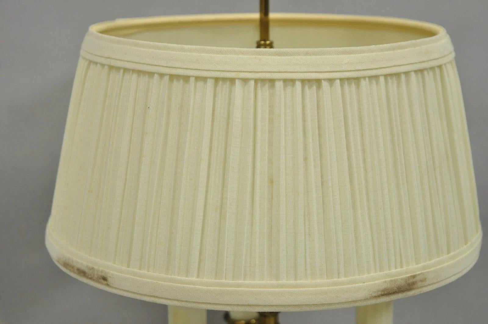 Ottone Lampada da scrivania a candelabro Bouillotte in ottone in stile francese vintage con paralume in vendita