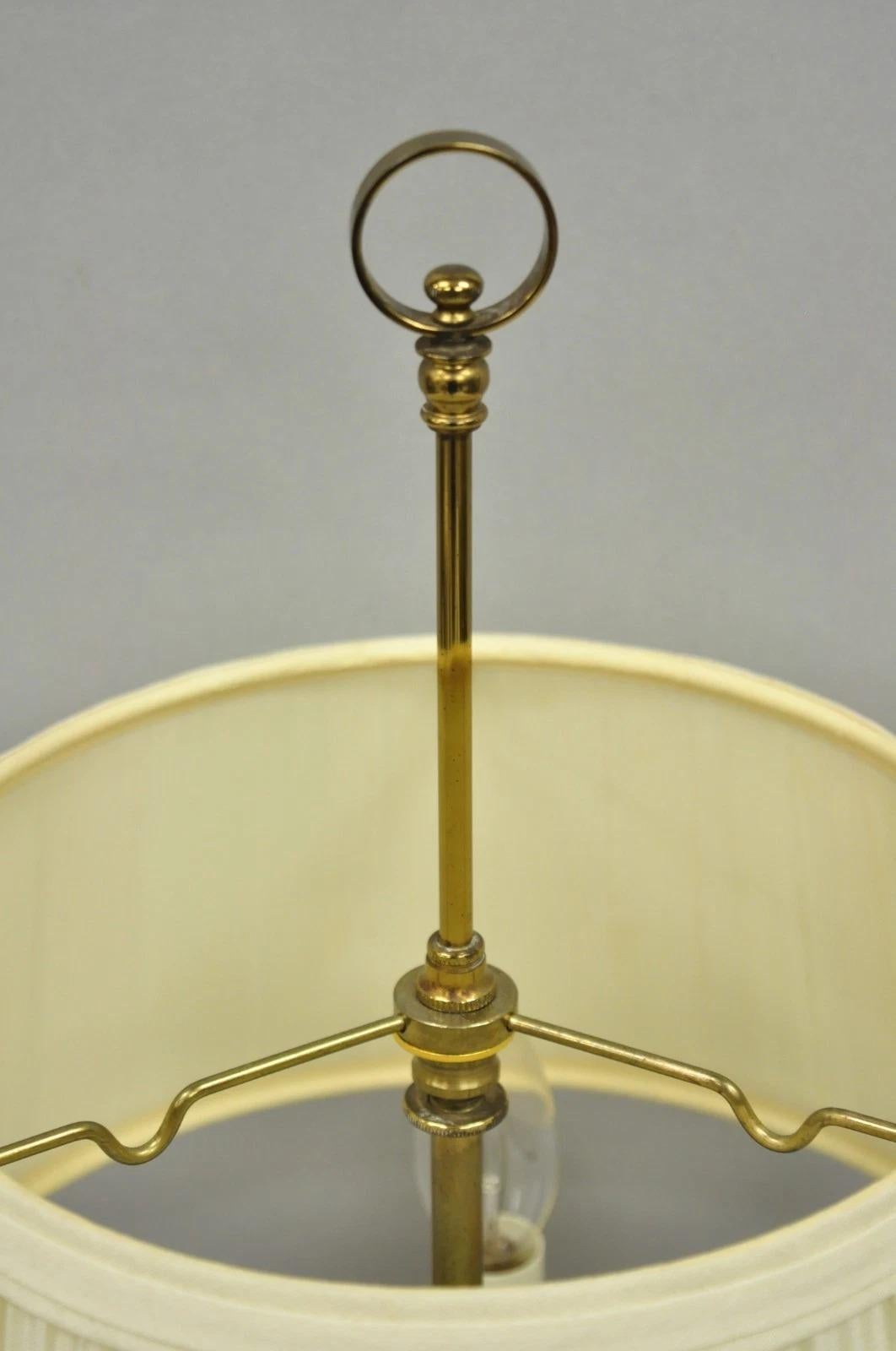 Lampada da scrivania a candelabro Bouillotte in ottone in stile francese vintage con paralume in vendita 1