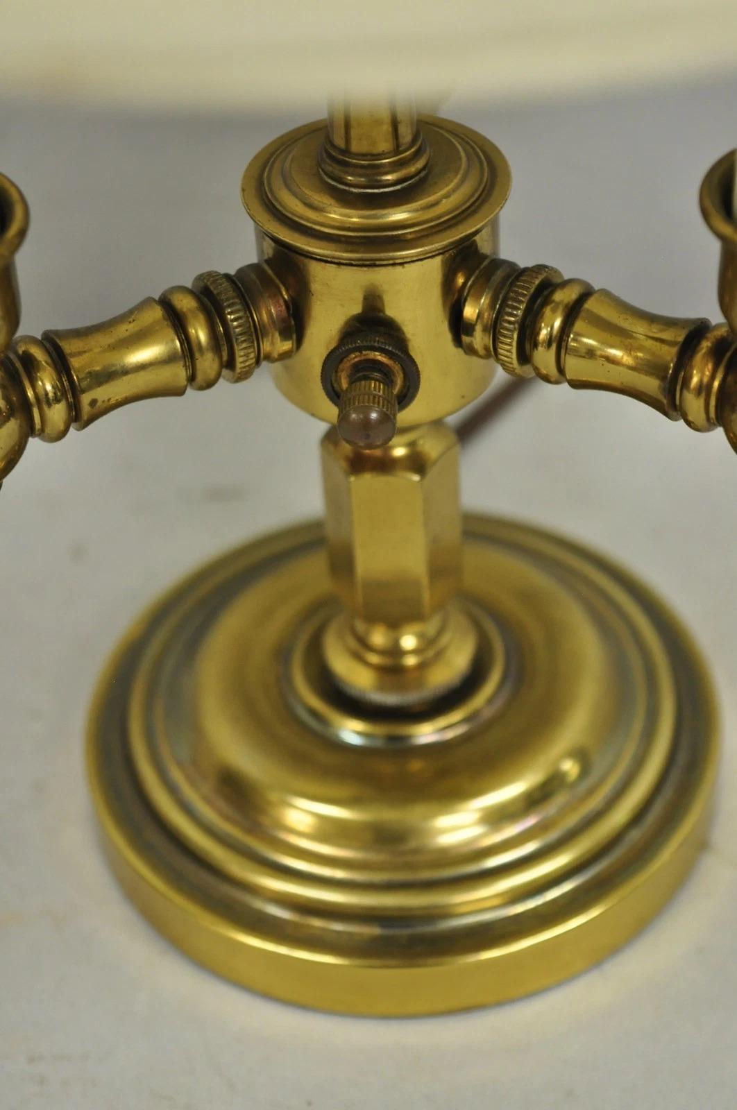 Lampada da scrivania a candelabro Bouillotte in ottone in stile francese vintage con paralume in vendita 2