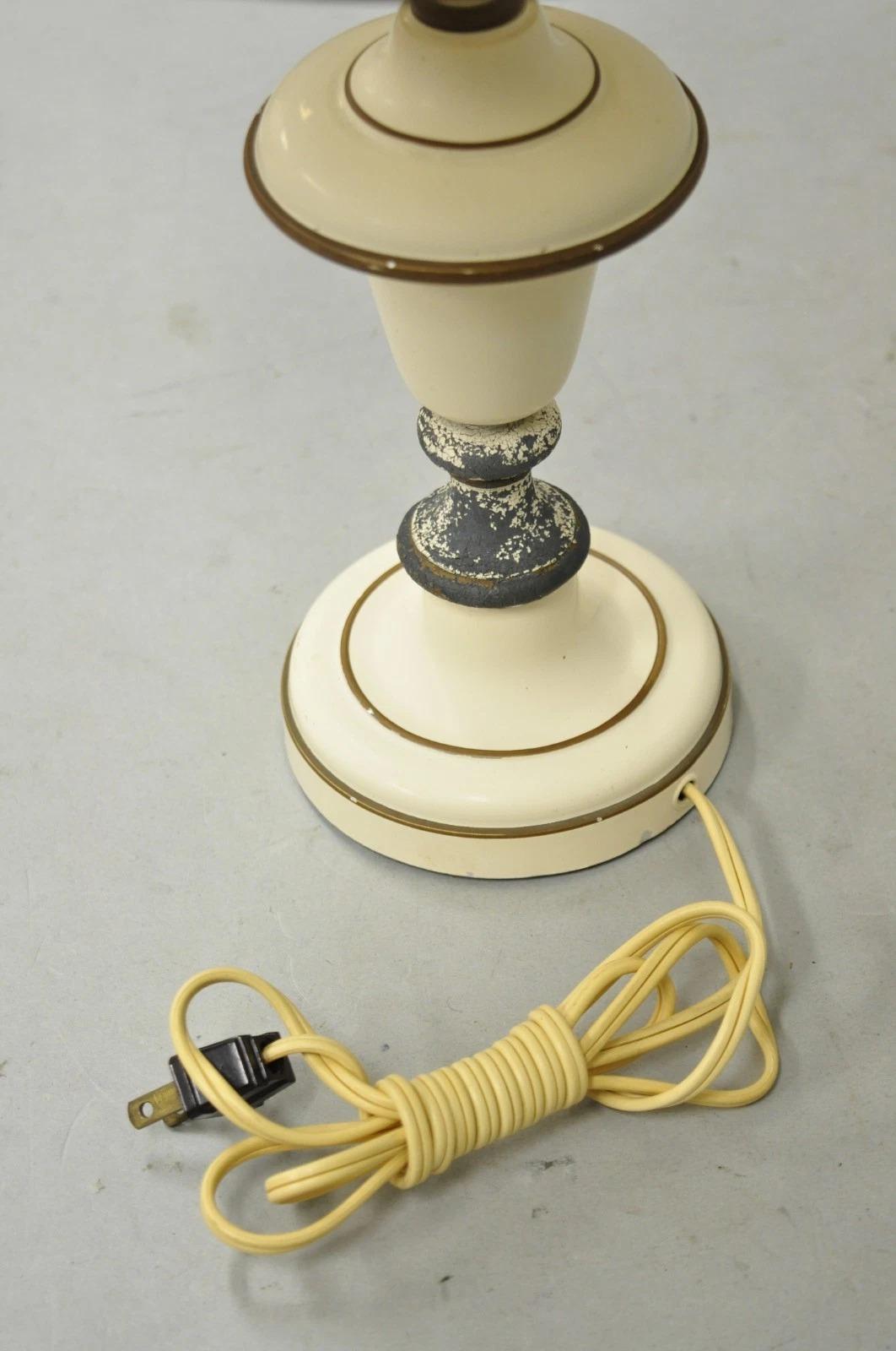 Lámpara de sobremesa vintage de estilo campestre francés pequeña de metal blanco tole con pantalla en venta 4