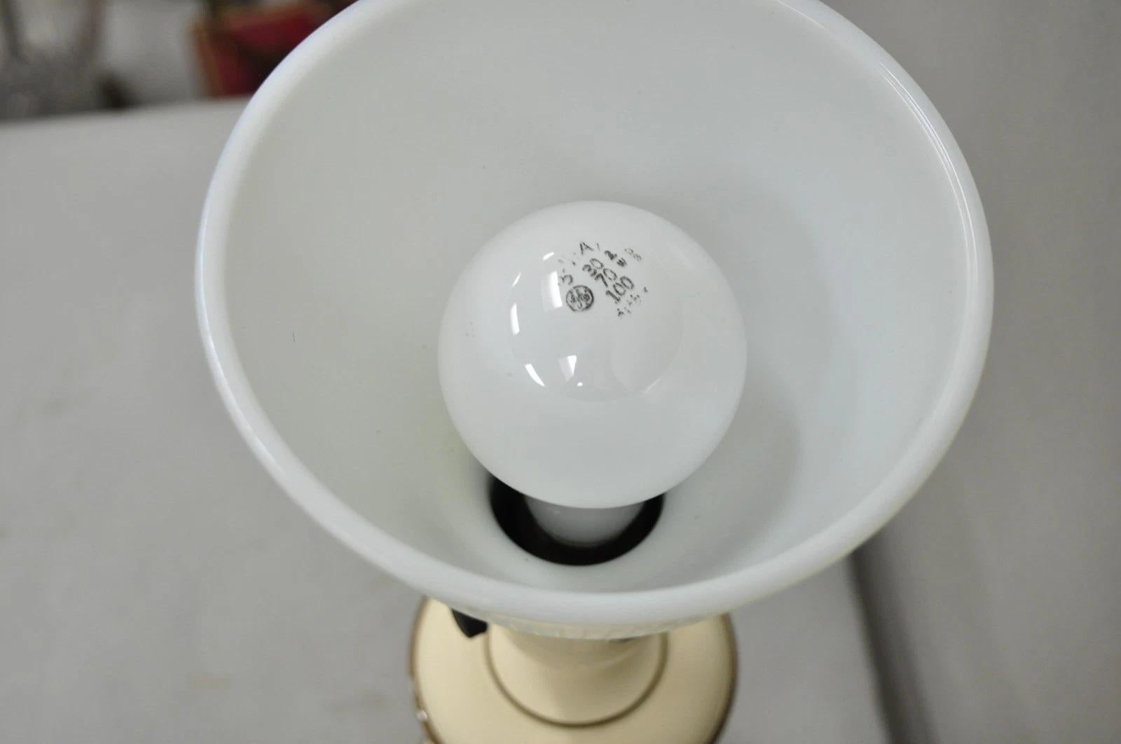 Lámpara de sobremesa vintage de estilo campestre francés pequeña de metal blanco tole con pantalla en venta 5