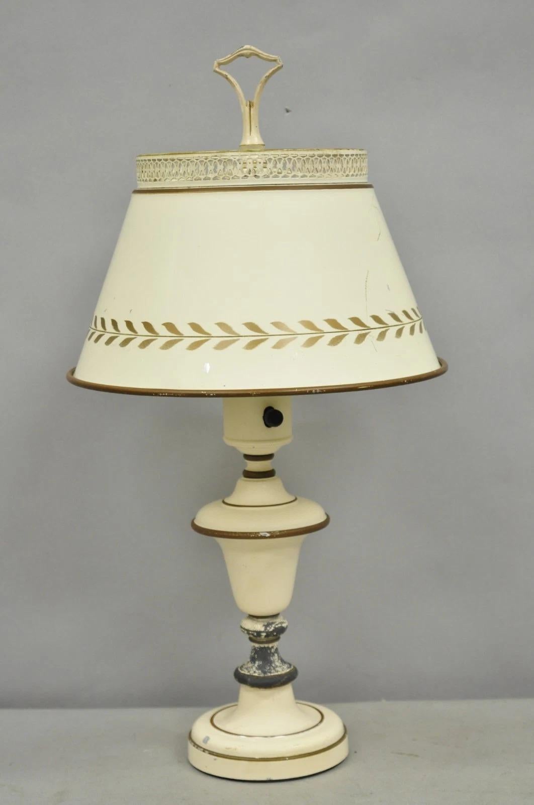 Lámpara de sobremesa vintage de estilo campestre francés pequeña de metal blanco tole con pantalla en venta 6