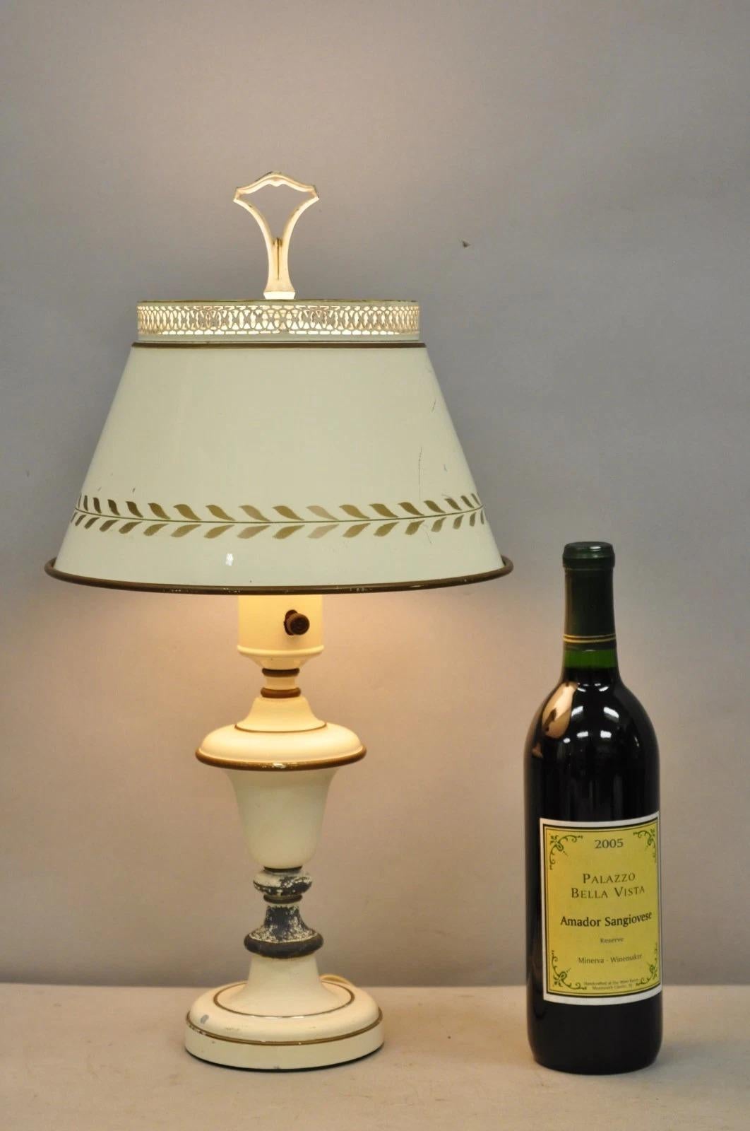 Lámpara de sobremesa vintage de estilo rústico francés con pantalla de metal blanco tole. Finales del siglo XX. Medidas: 20