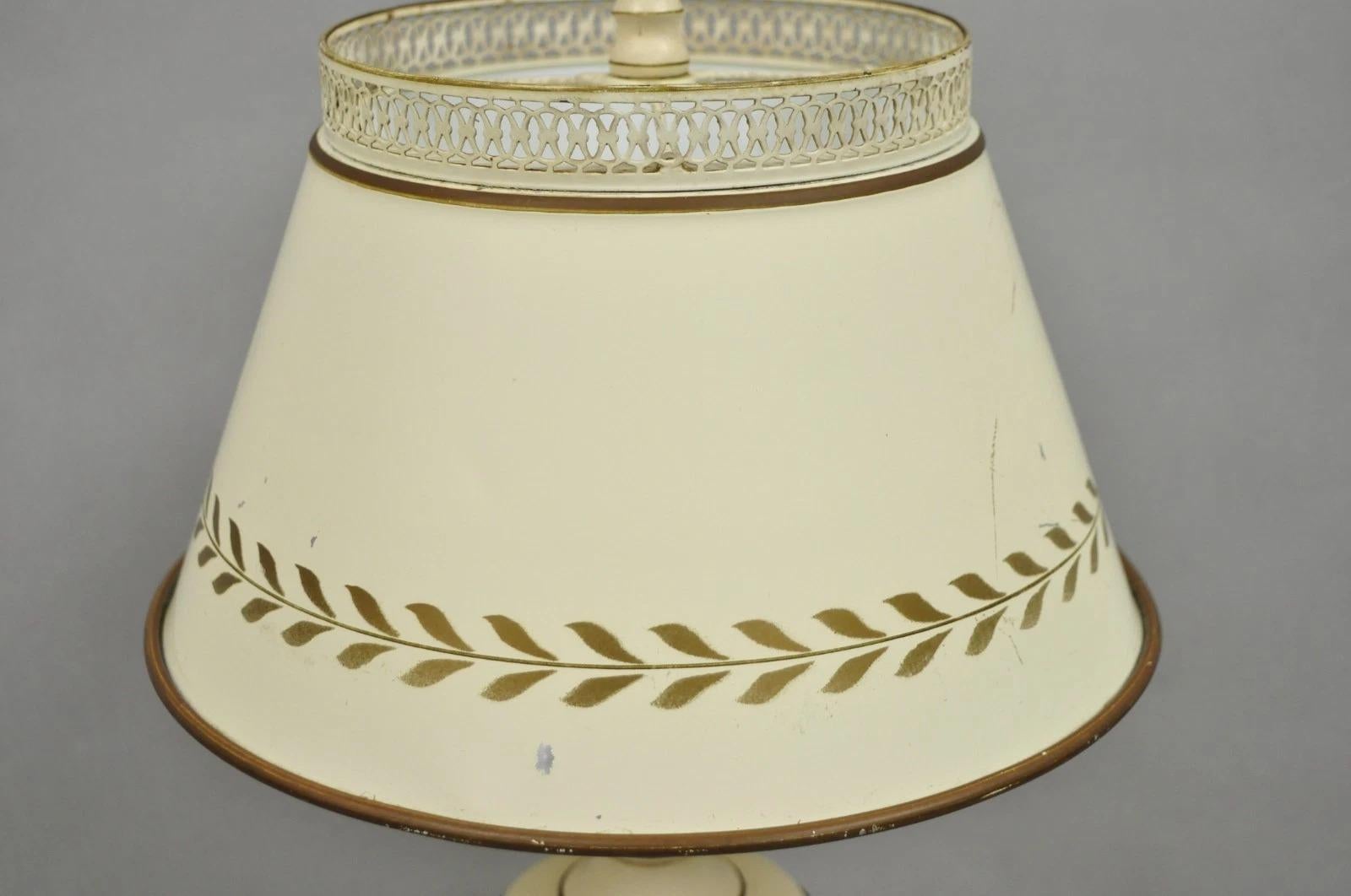 Lámpara de sobremesa vintage de estilo campestre francés pequeña de metal blanco tole con pantalla Otro en venta