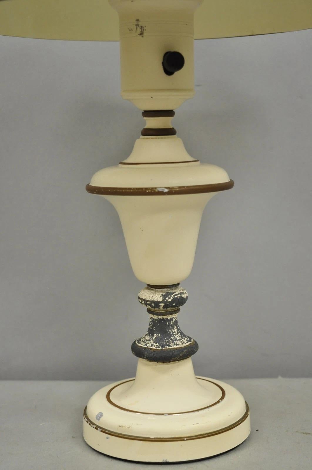 Lámpara de sobremesa vintage de estilo campestre francés pequeña de metal blanco tole con pantalla en Bueno estado para la venta en Philadelphia, PA