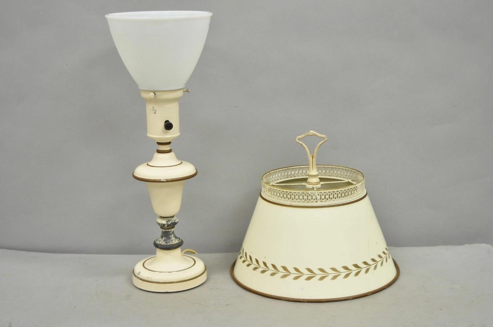 Lámpara de sobremesa vintage de estilo campestre francés pequeña de metal blanco tole con pantalla siglo XX en venta