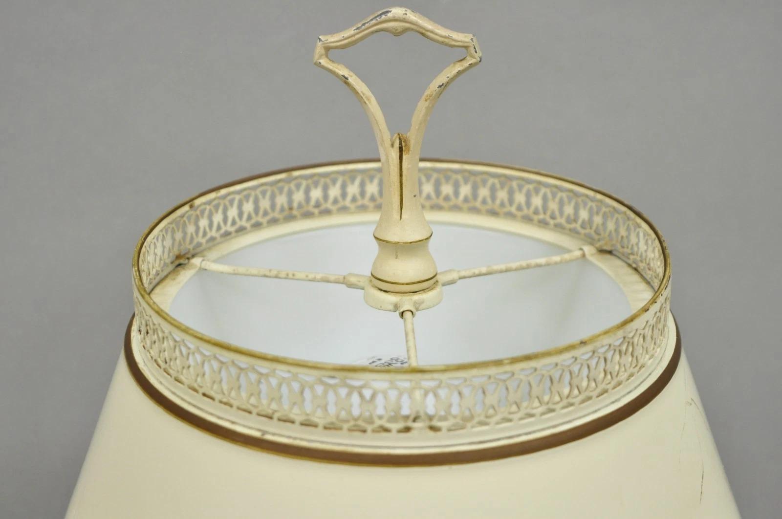 Lámpara de sobremesa vintage de estilo campestre francés pequeña de metal blanco tole con pantalla Metal en venta