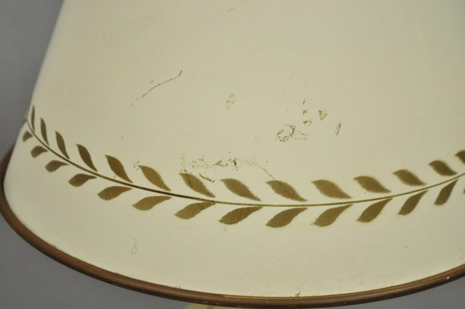 Lámpara de sobremesa vintage de estilo campestre francés pequeña de metal blanco tole con pantalla en venta 1