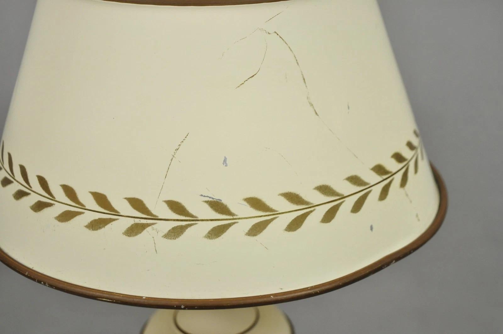 Lámpara de sobremesa vintage de estilo campestre francés pequeña de metal blanco tole con pantalla en venta 2