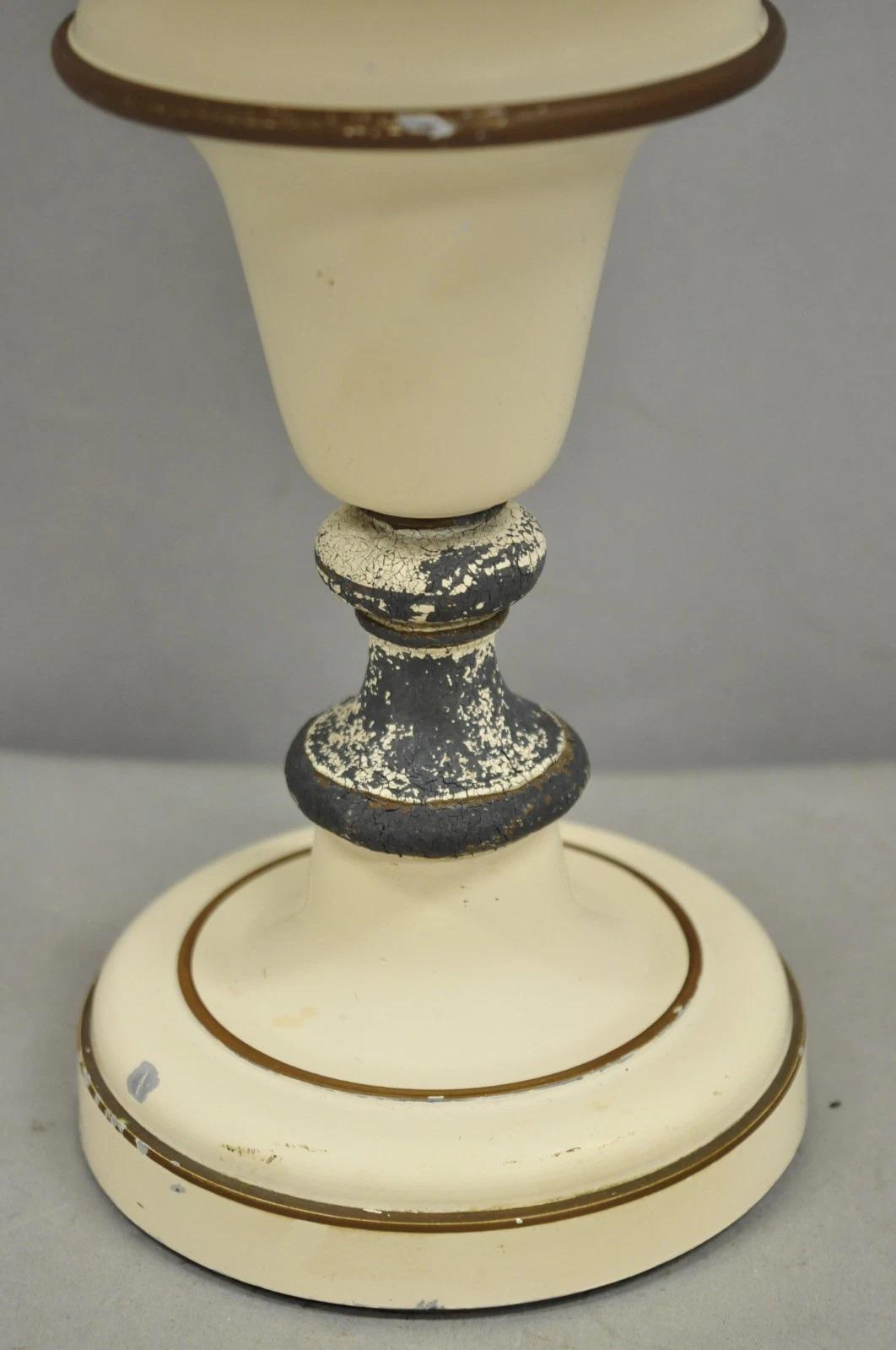 Lámpara de sobremesa vintage de estilo campestre francés pequeña de metal blanco tole con pantalla en venta 3