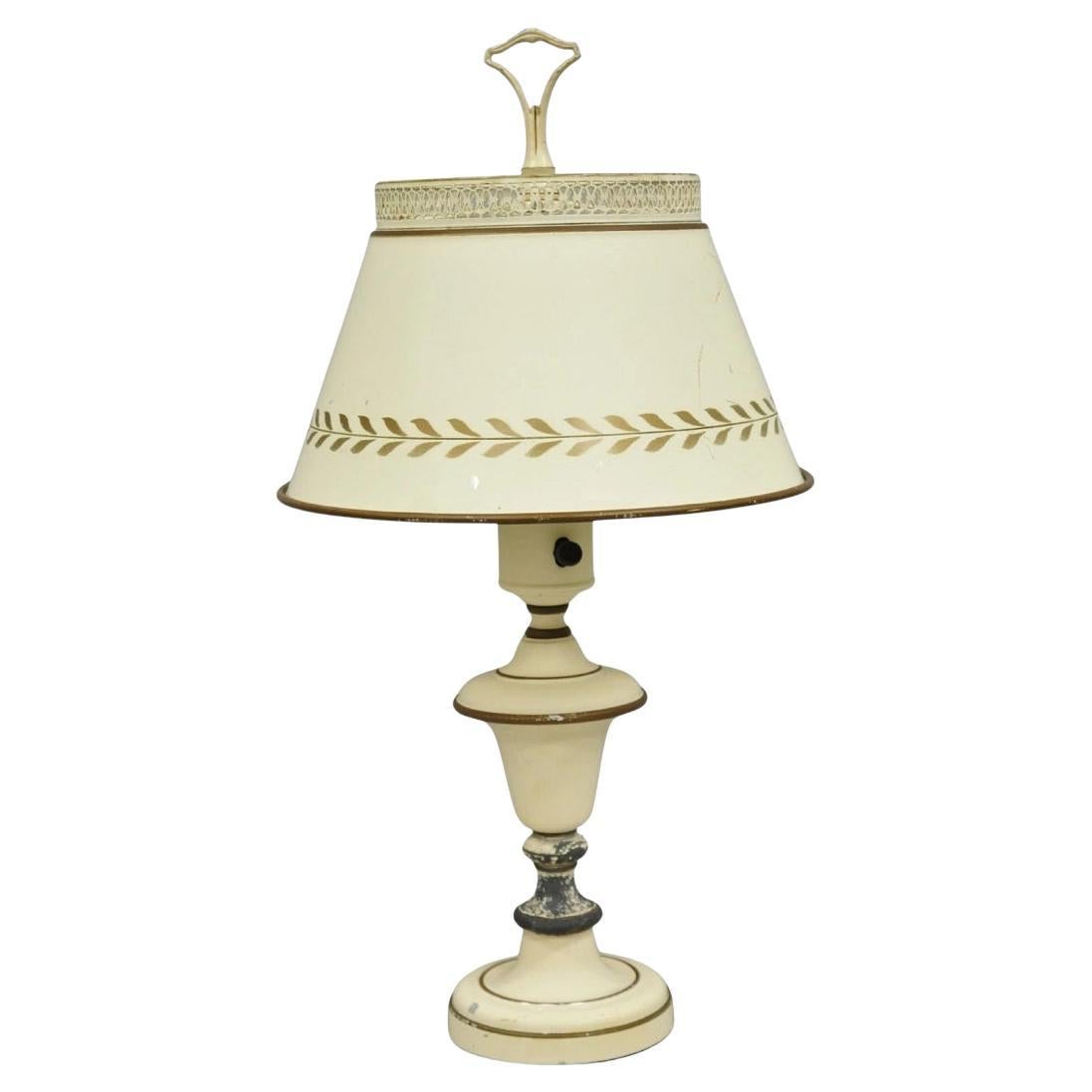 Lámpara de sobremesa vintage de estilo campestre francés pequeña de metal blanco tole con pantalla en venta