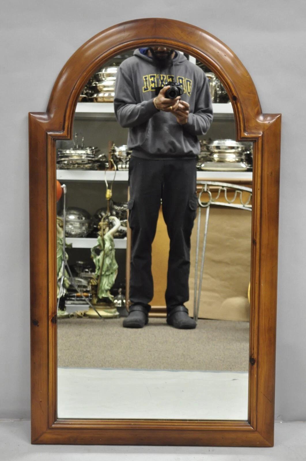Miroir mural à arc sculpté en bois de pin massif, style campagne française vintage en vente 3