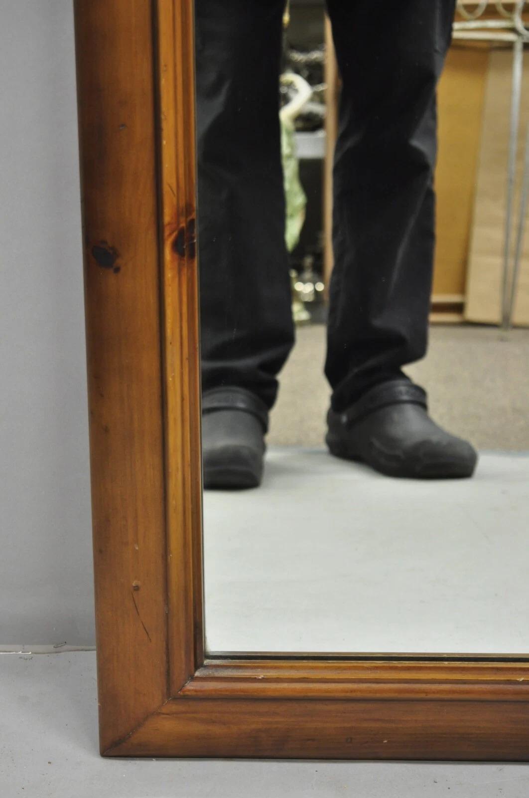 20ième siècle Miroir mural à arc sculpté en bois de pin massif, style campagne française vintage en vente